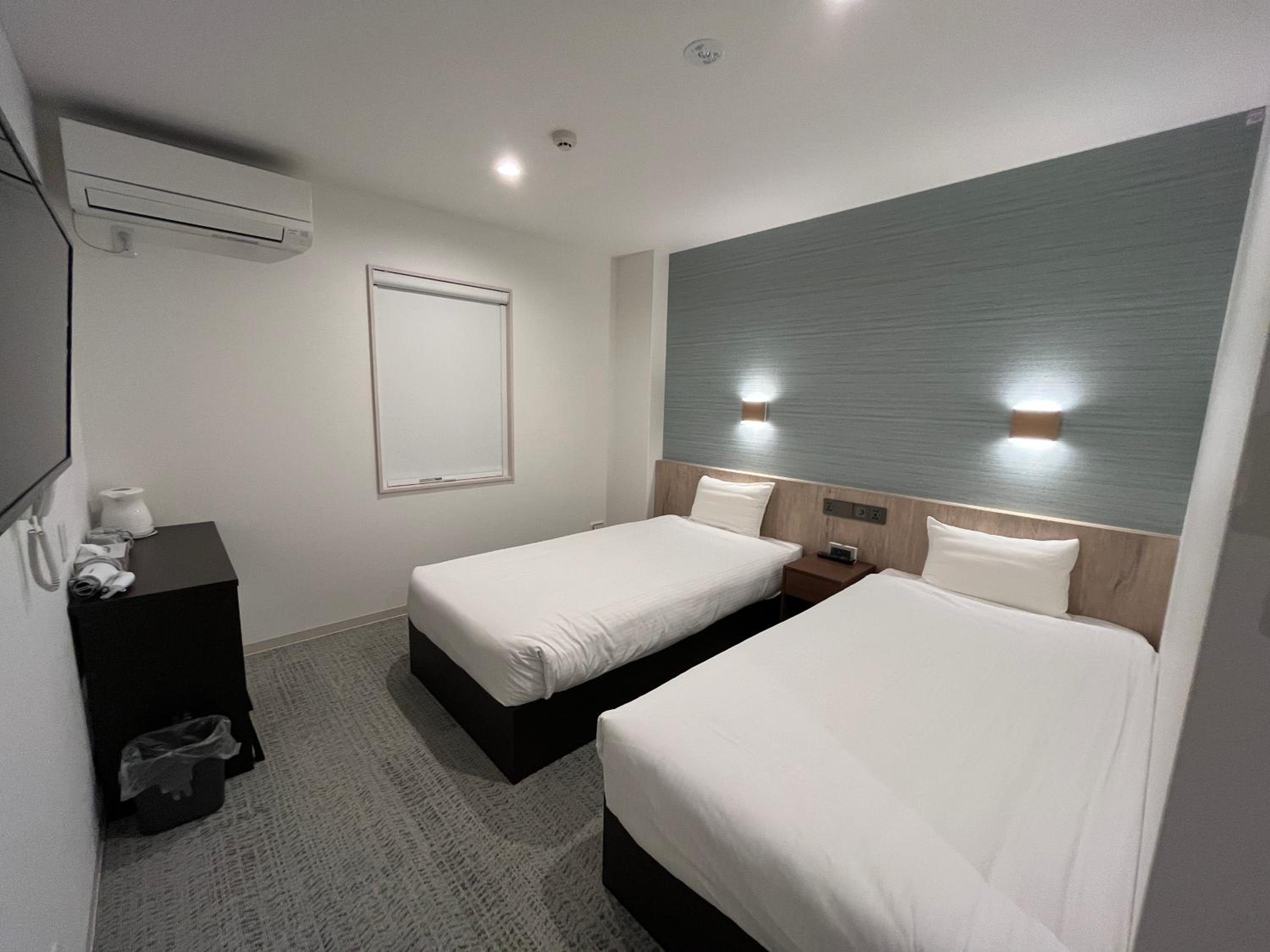Standard Twin Room - Photo 9