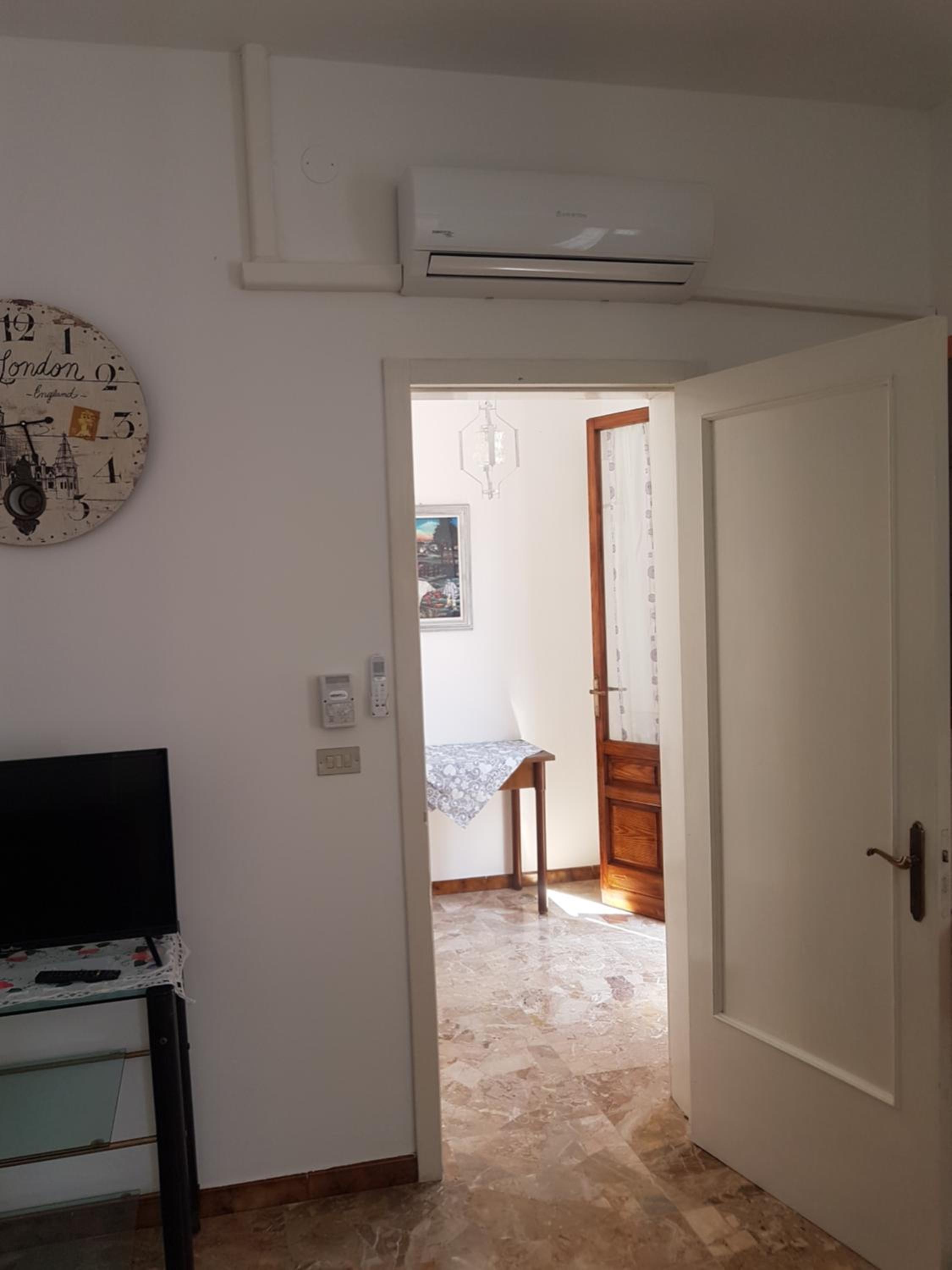 One-Bedroom House - Photo 2