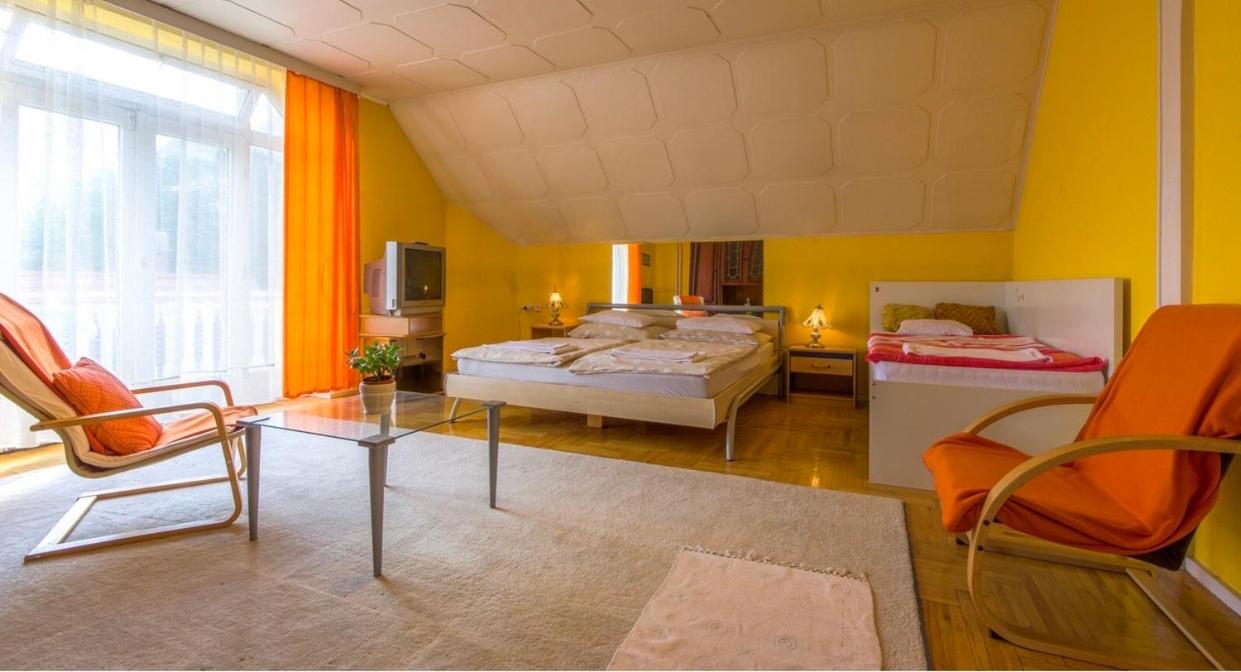 One-Bedroom Apartment with Balcony and Mountain View   photo 1