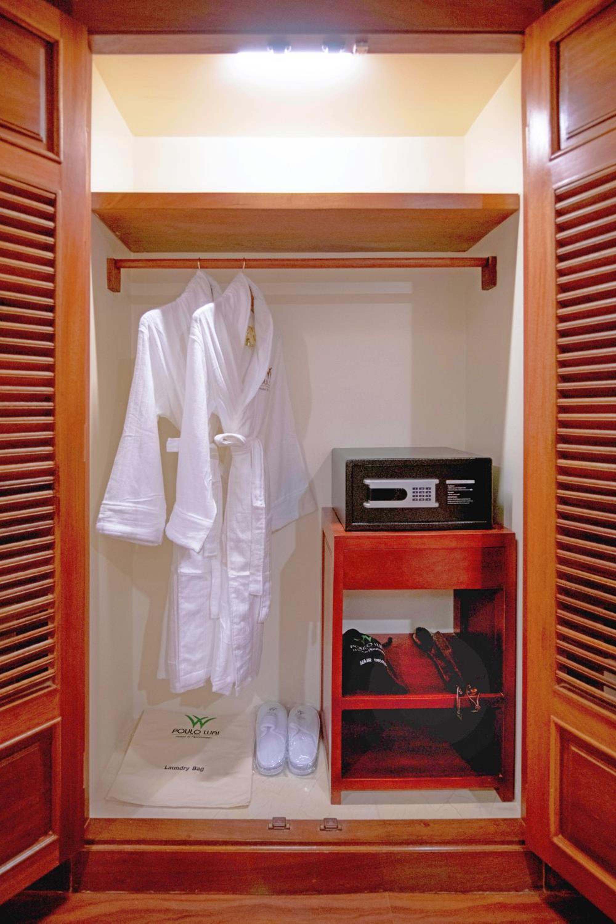 Deluxe King Room - Photo 11