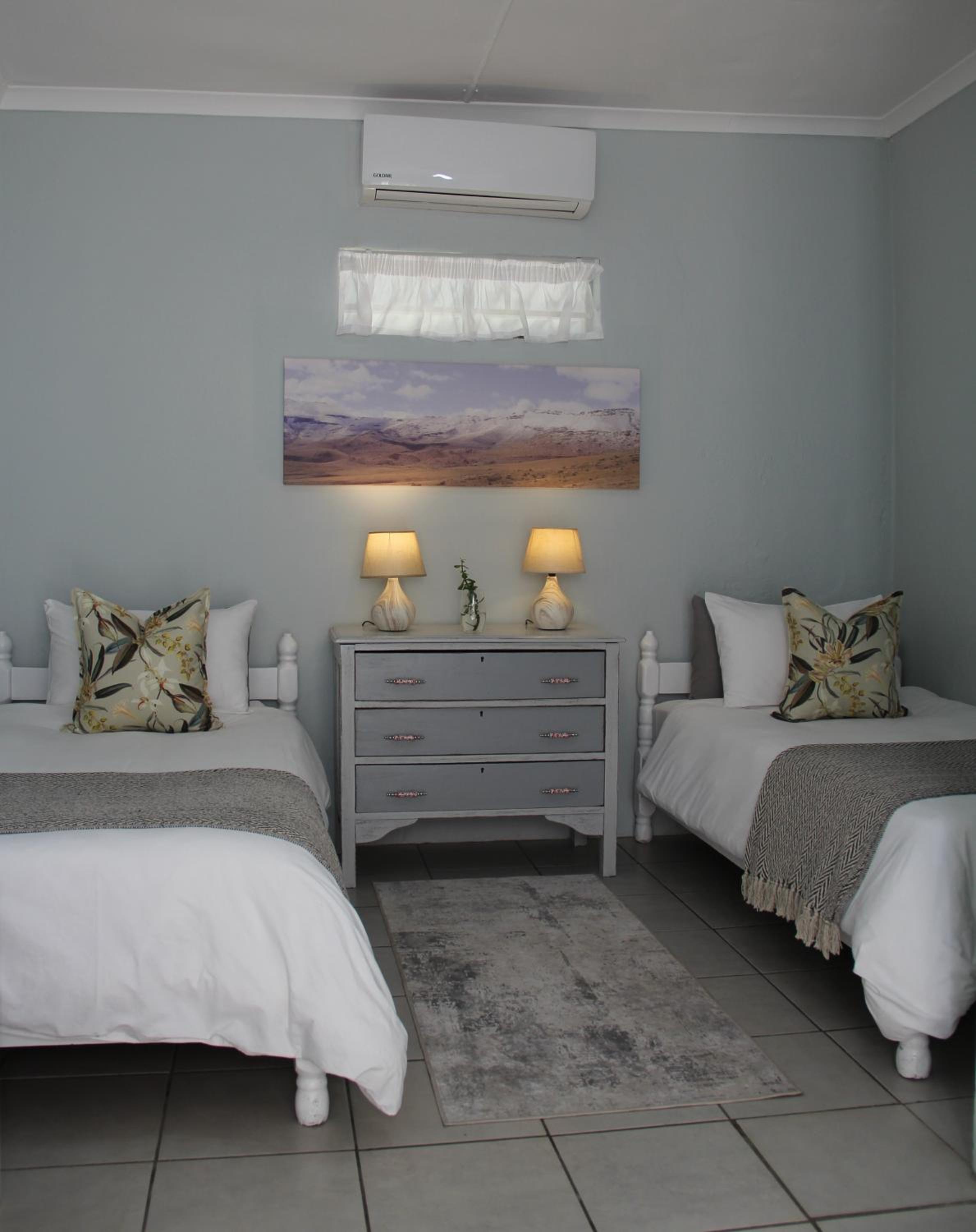 Twin Room with Private Bathroom photo 1