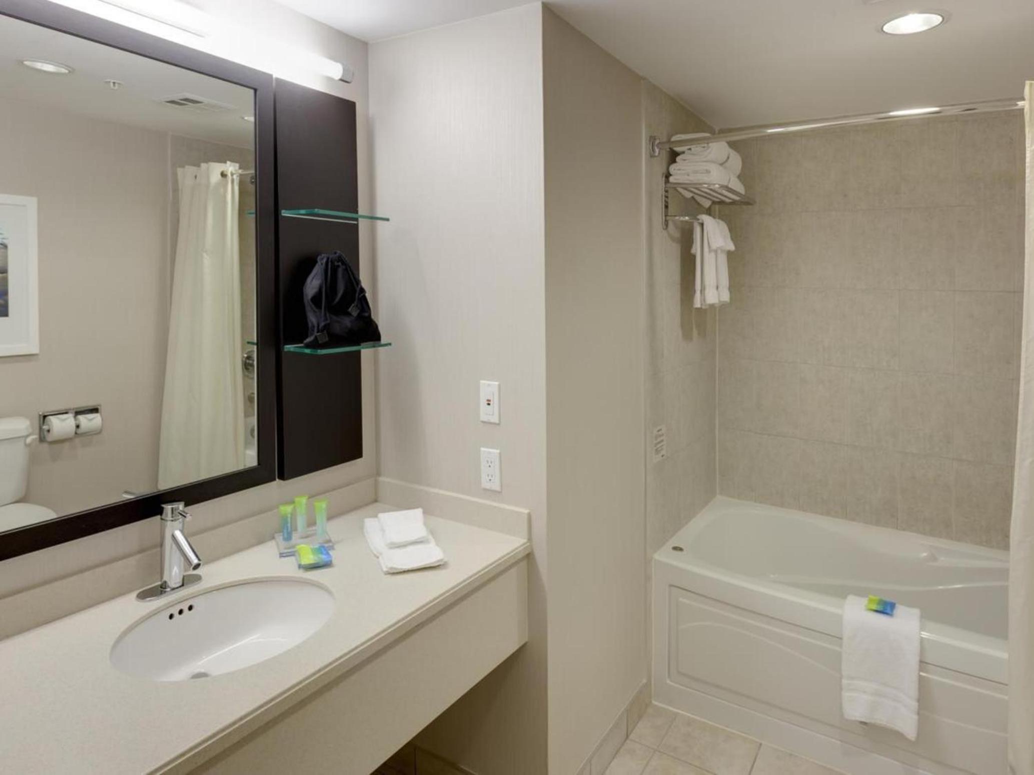 Queen Room With River View - Photo 4