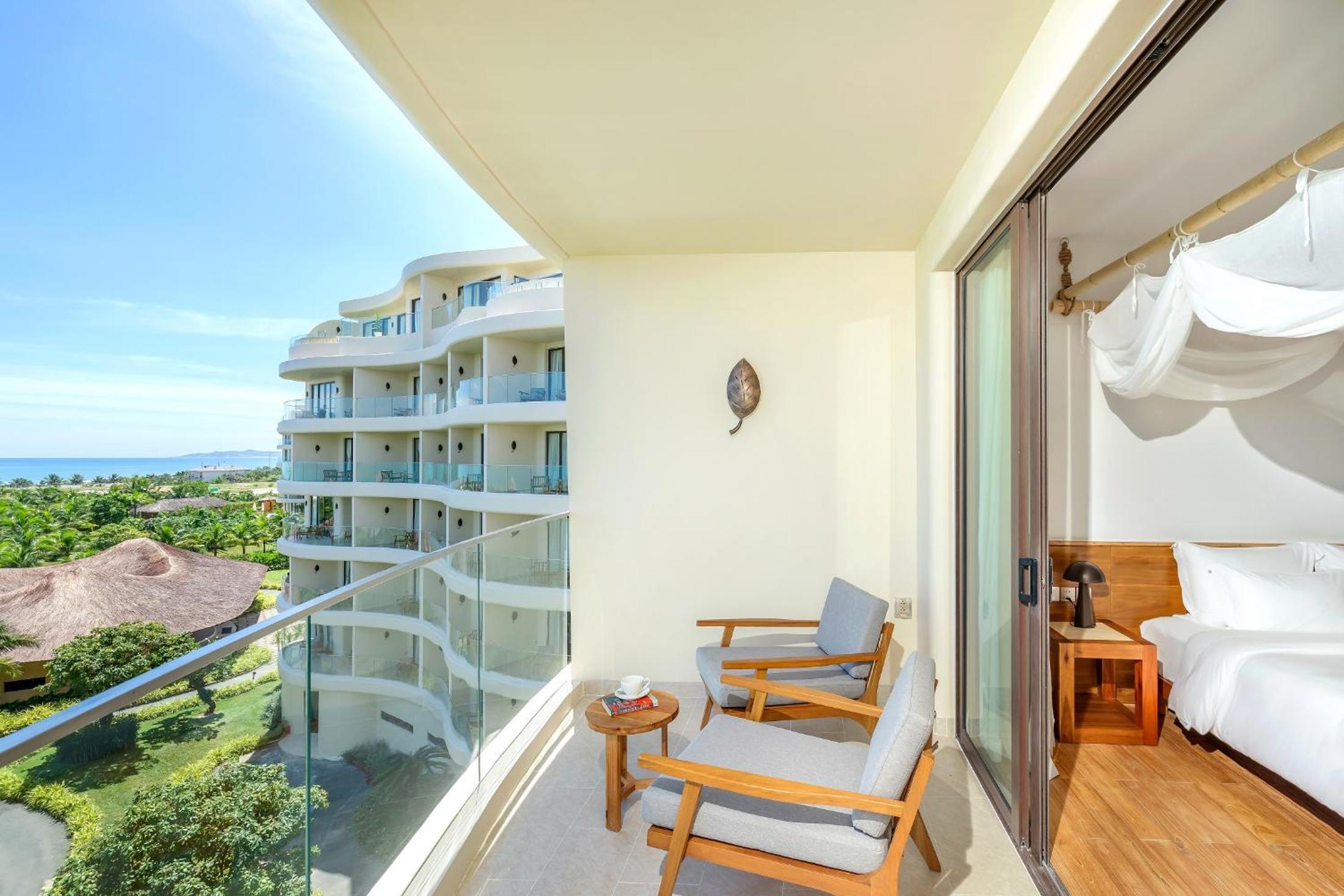 Deluxe Sea View with King Bed - Photo 3