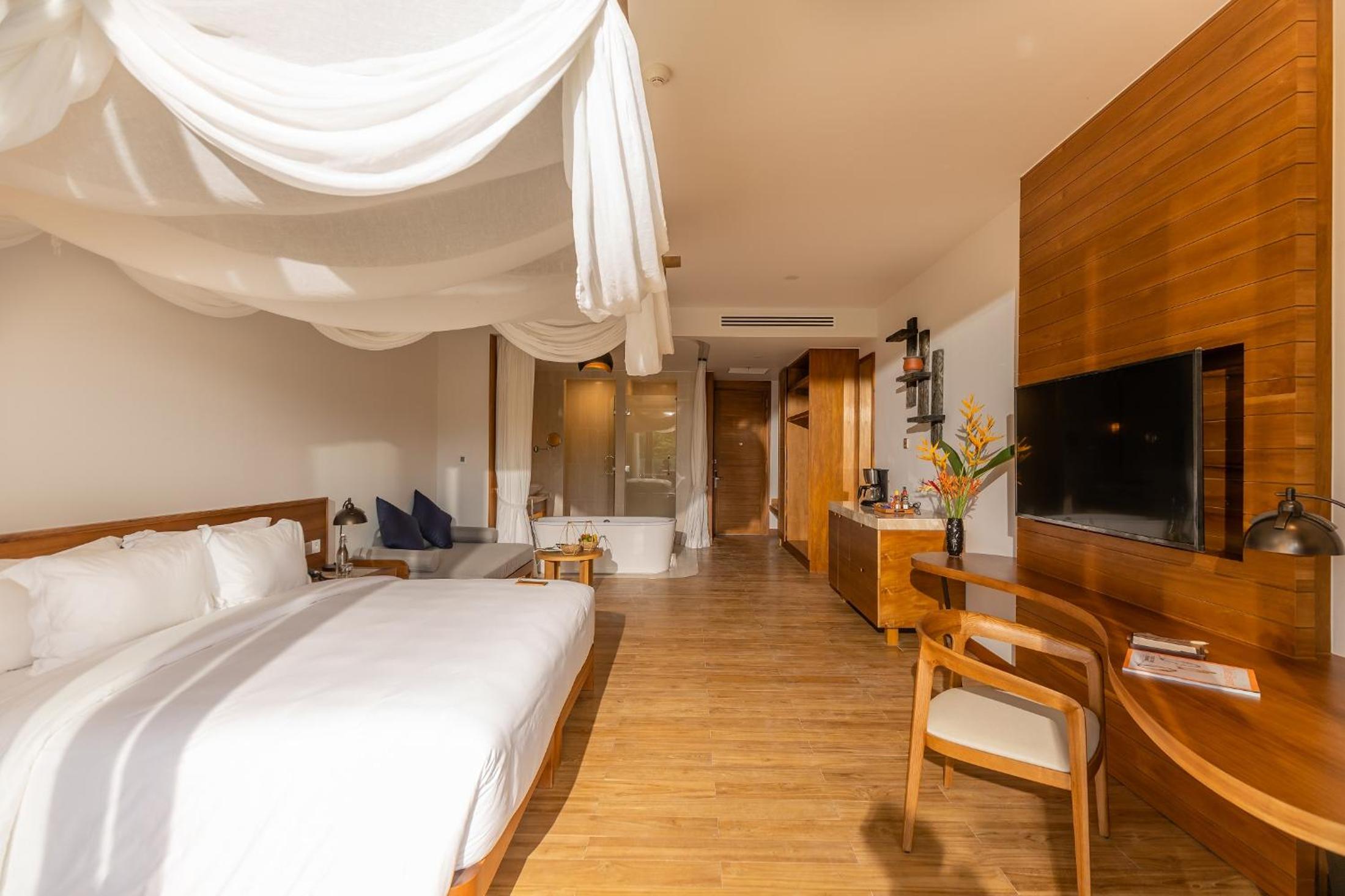 Deluxe Garden View with King Bed - Photo 8