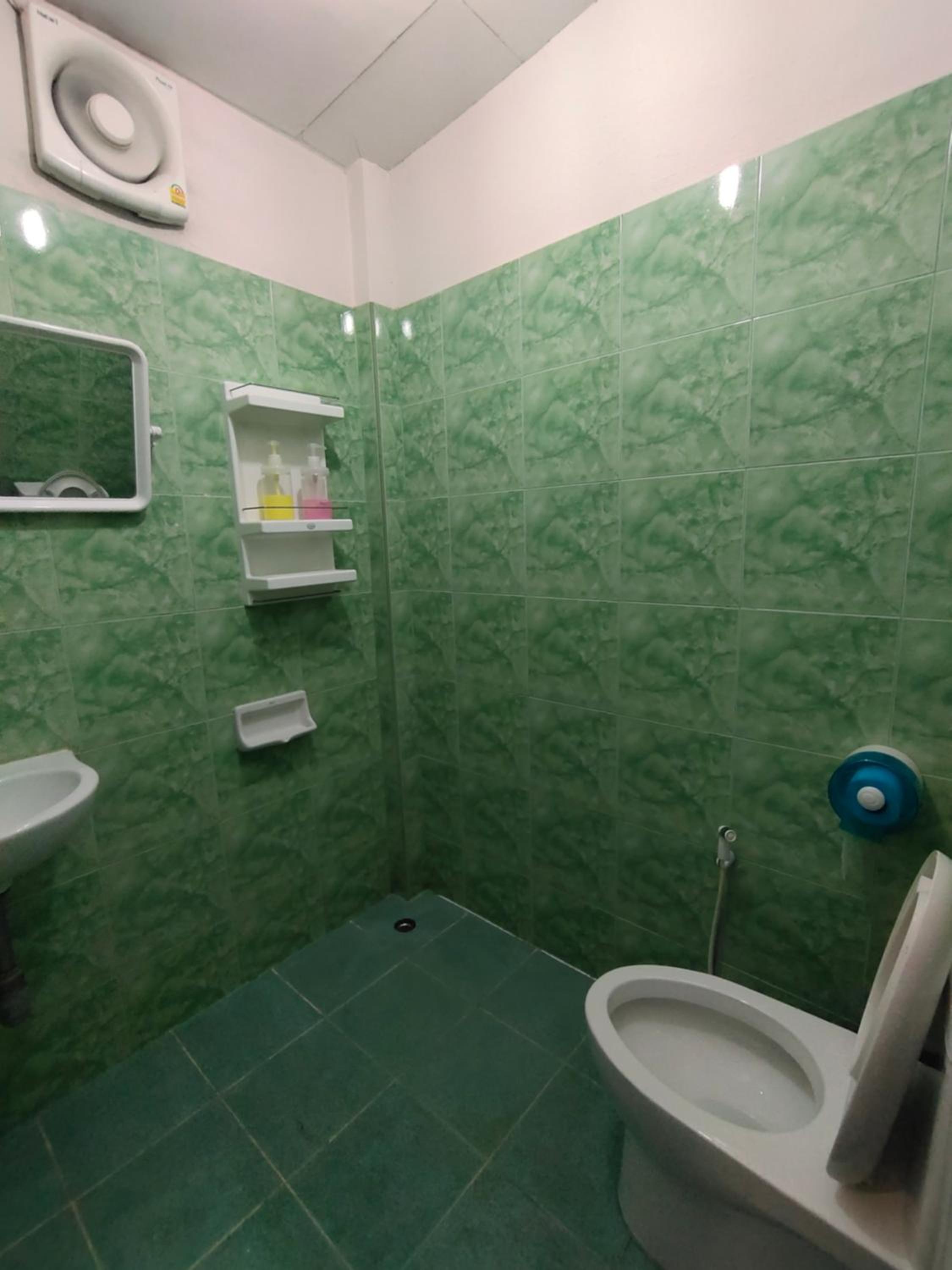 1 Person Single Bedroom with Private Bathroom photo 2
