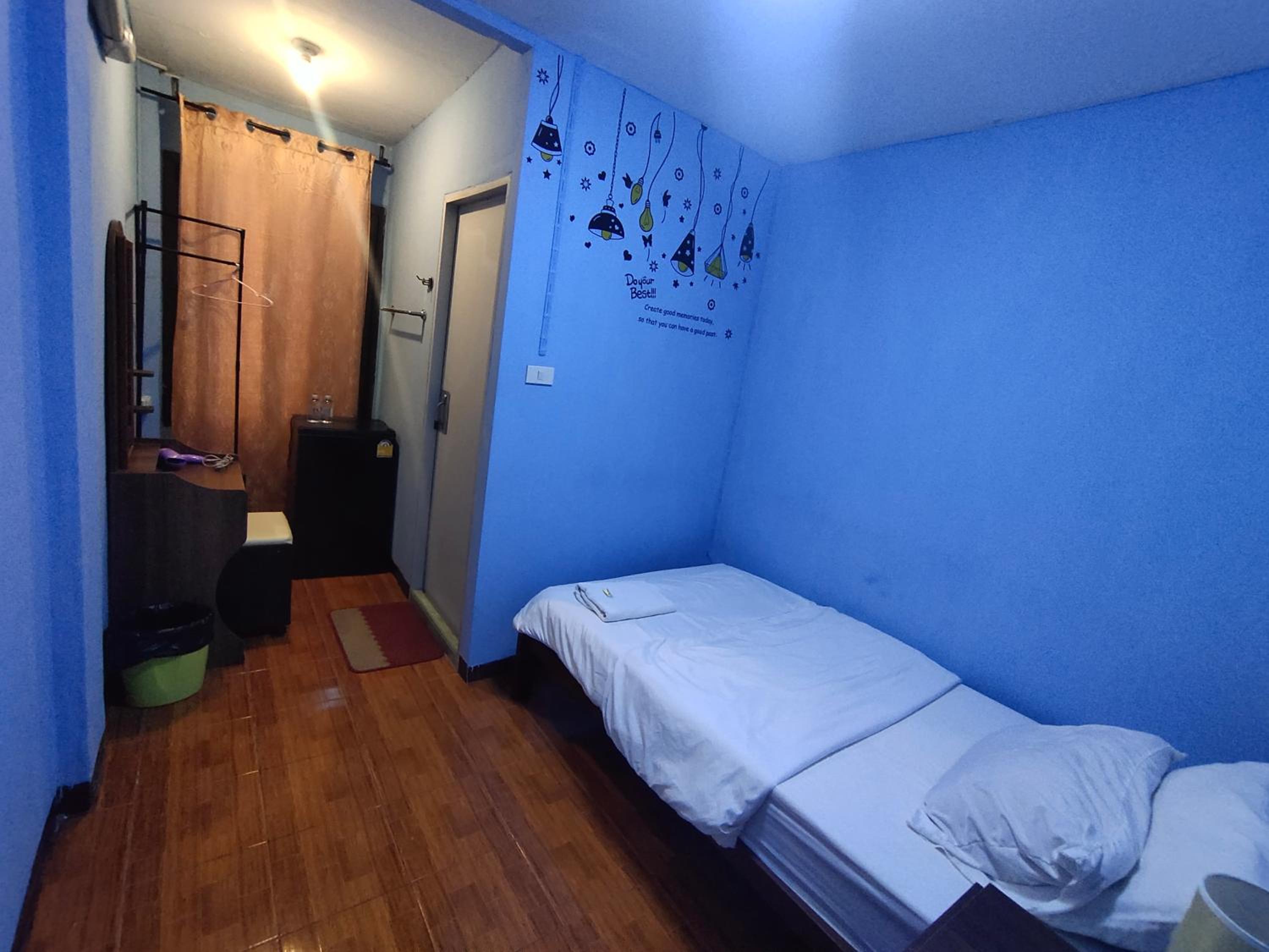 1 Person Single Bedroom with Private Bathroom photo 3