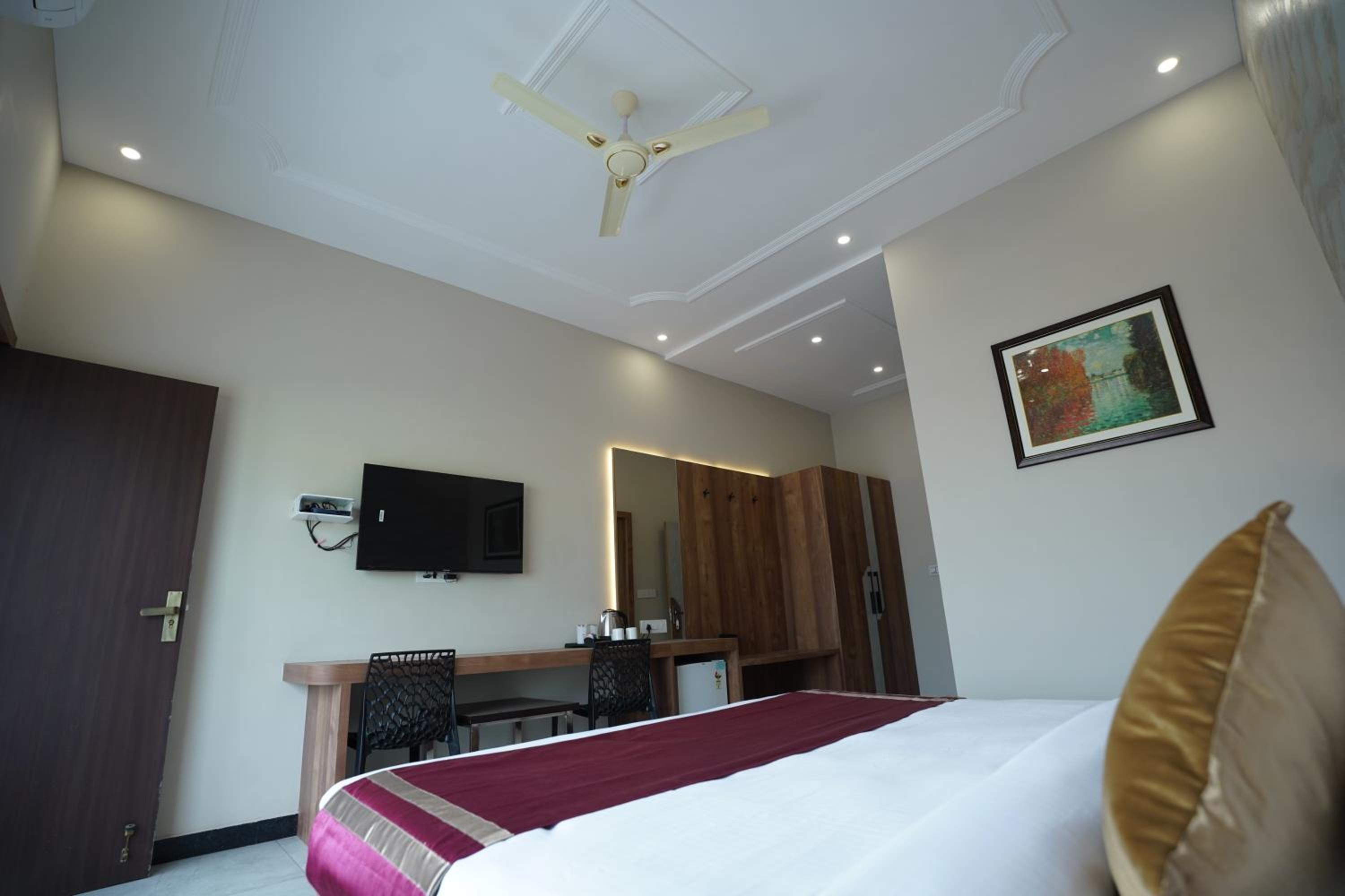 King Room with Balcony photo 2
