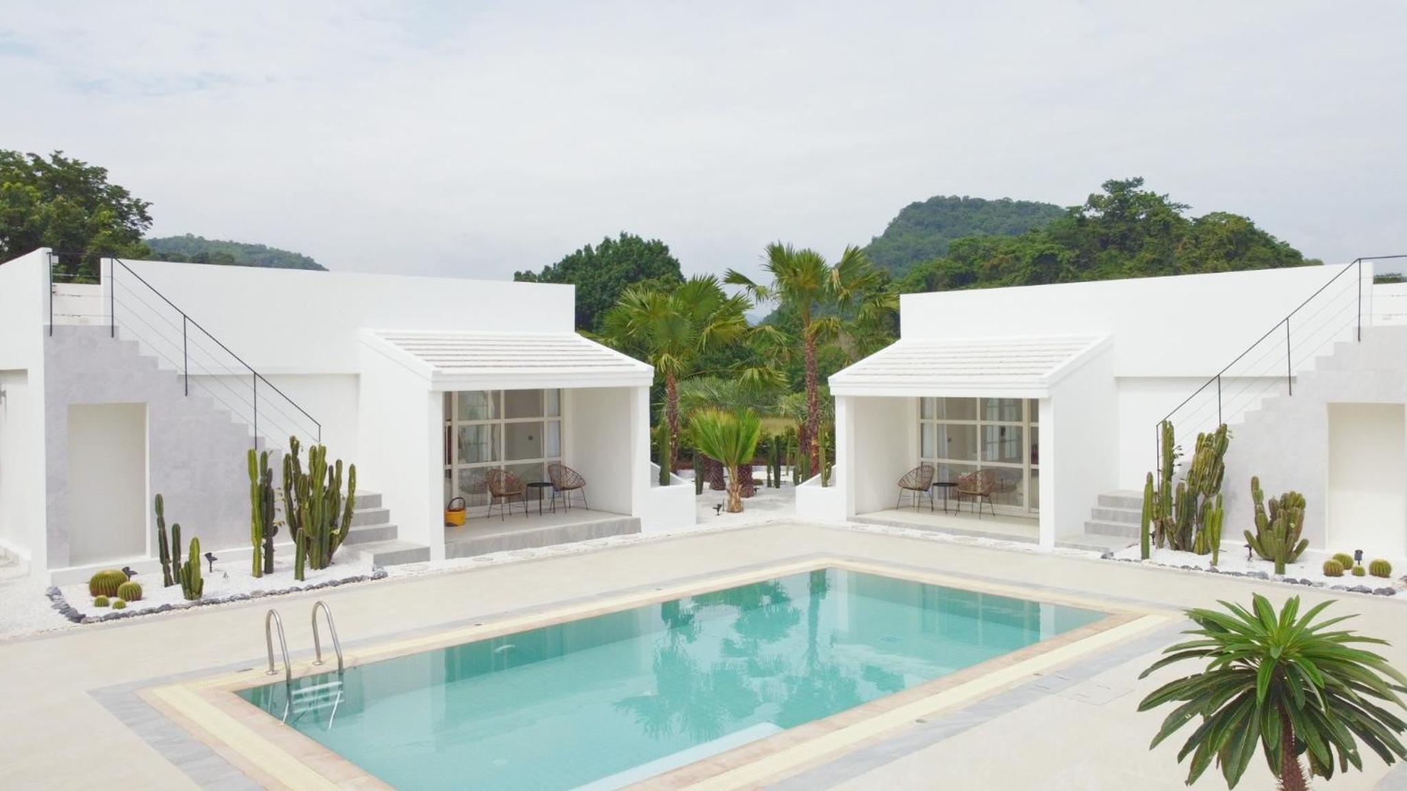 Studio with Pool View - Photo 15