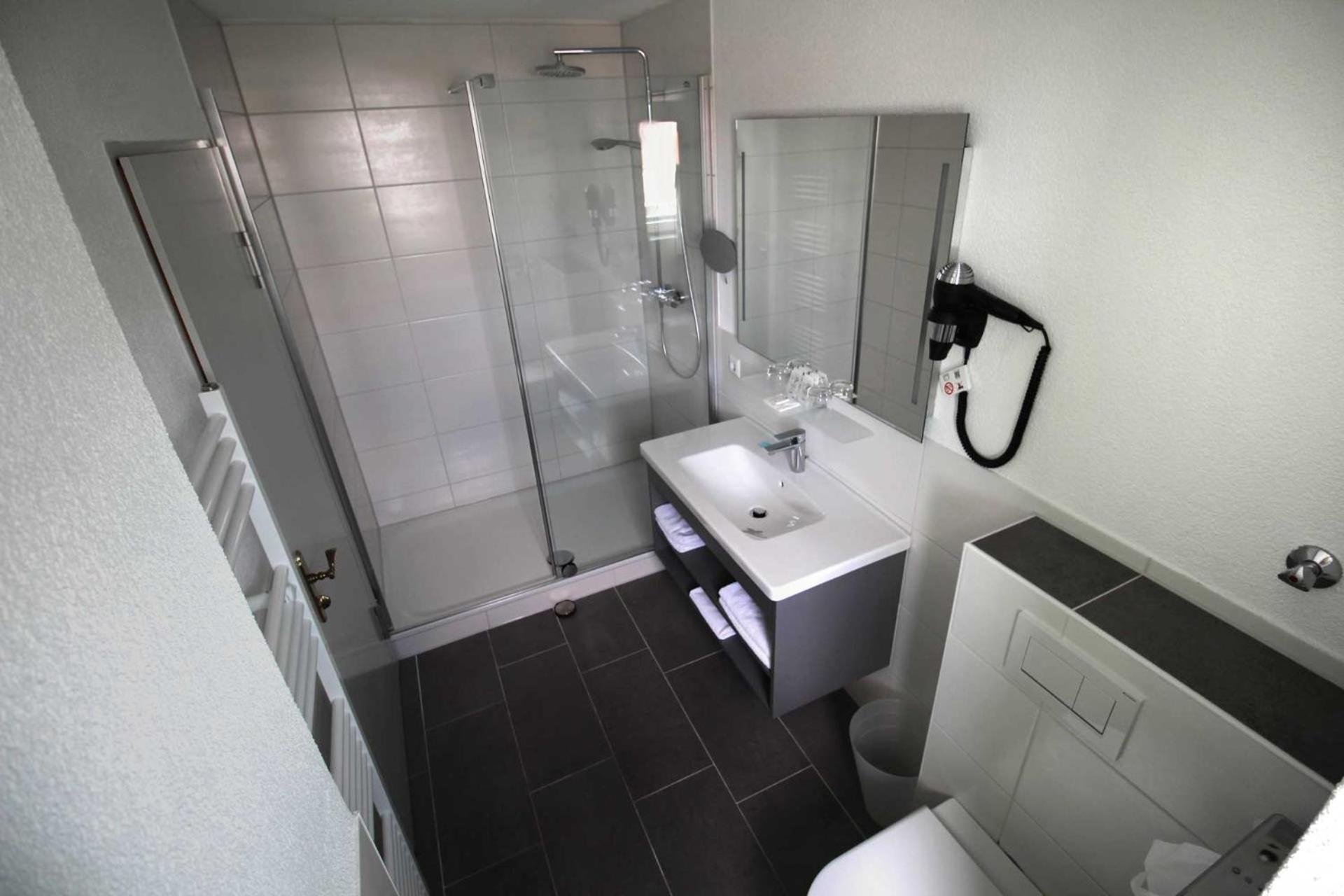 Deluxe Double Room with Balcony and Lake View - Photo 3