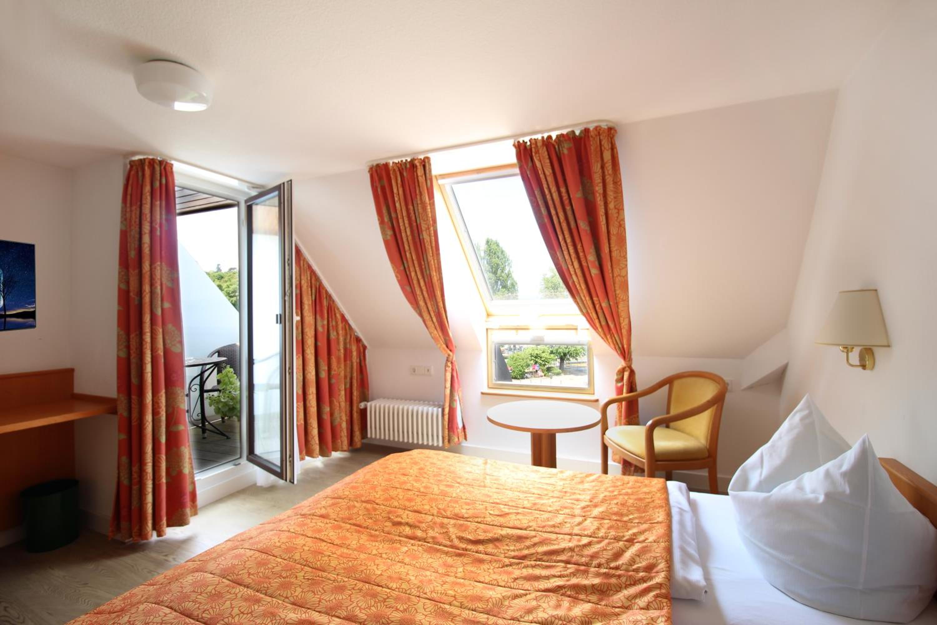 Deluxe Double Room with Side Lake View - Photo 1