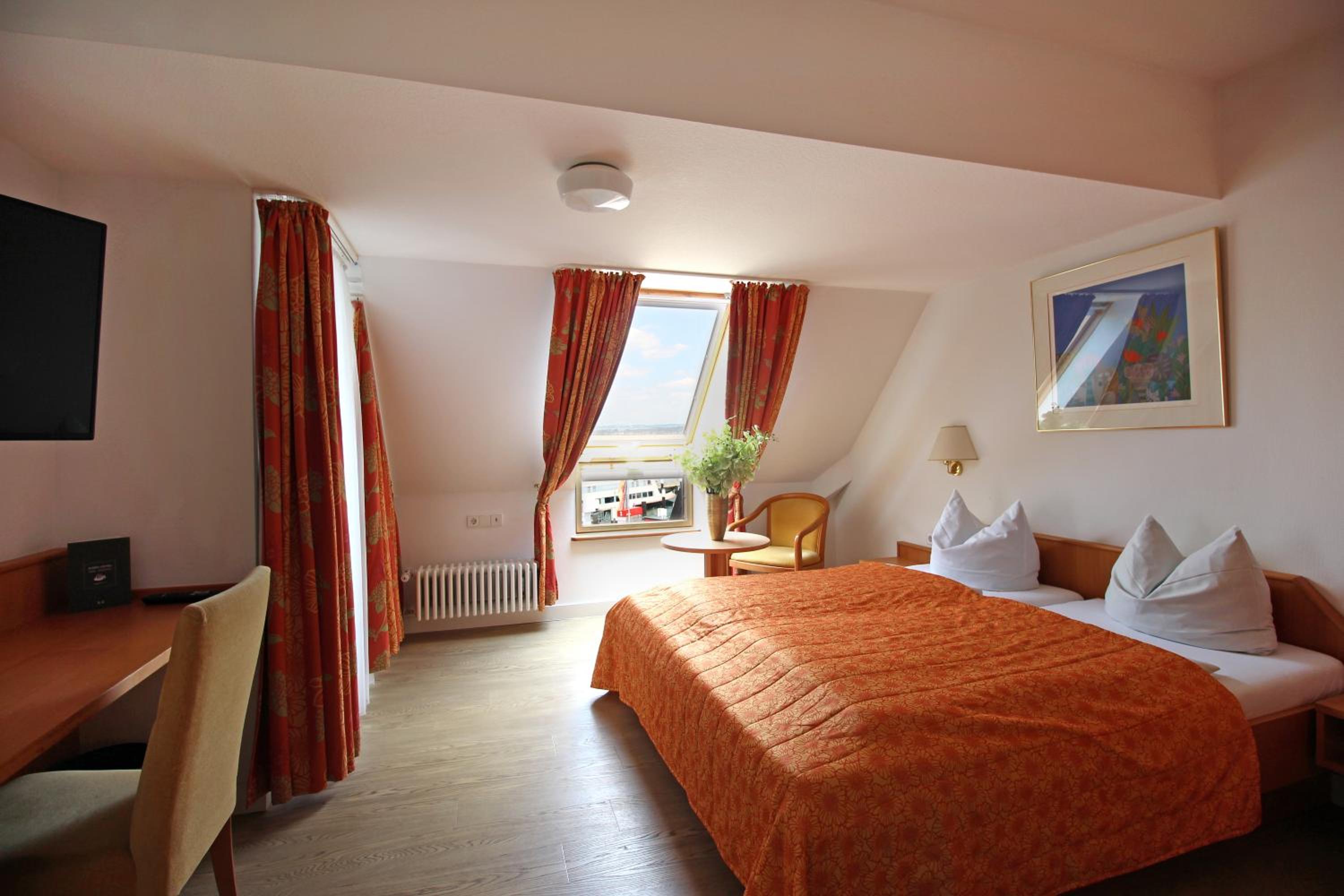 Deluxe Double Room with Side Lake View - Photo 4