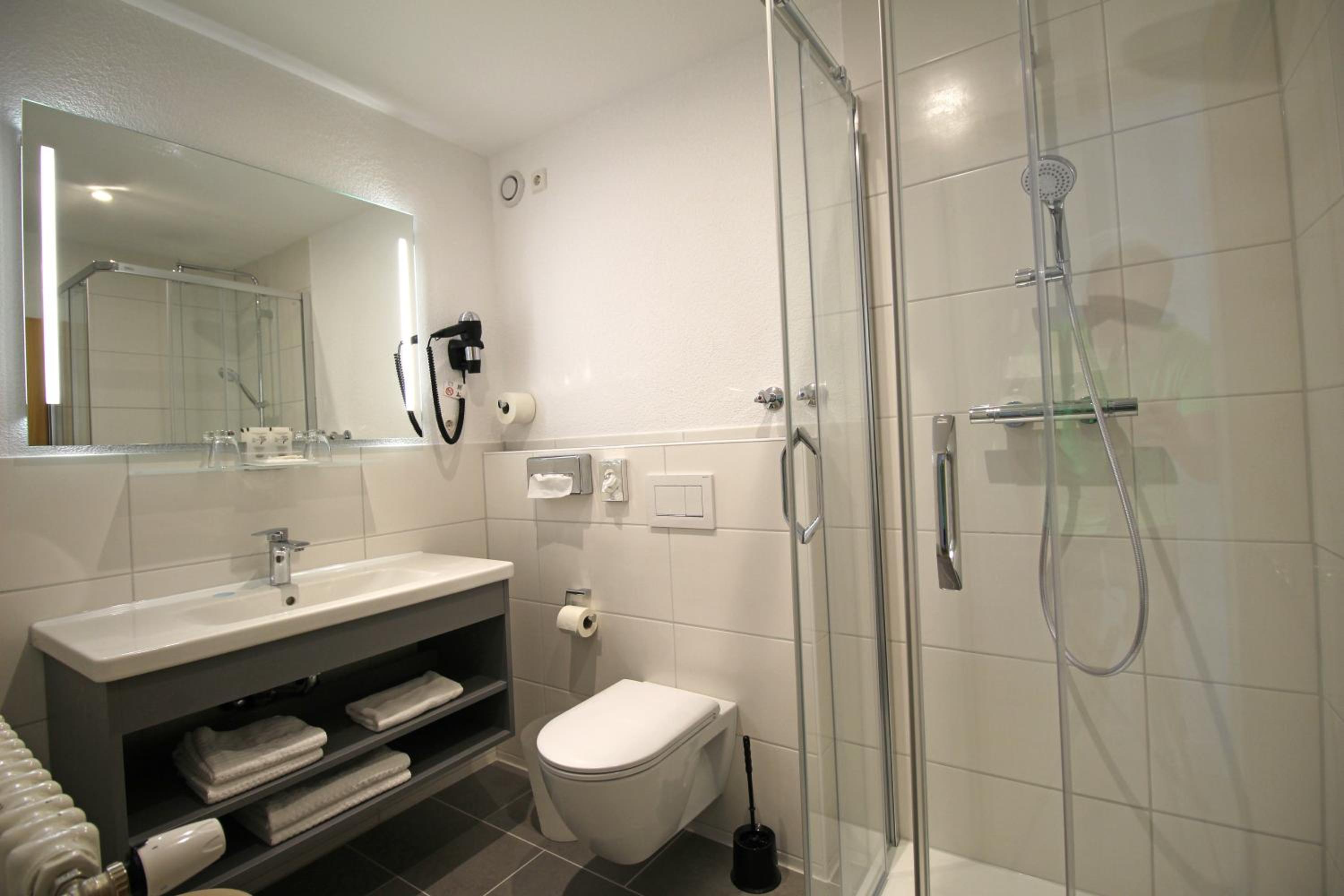 Deluxe Double Room with Side Lake View - Photo 3