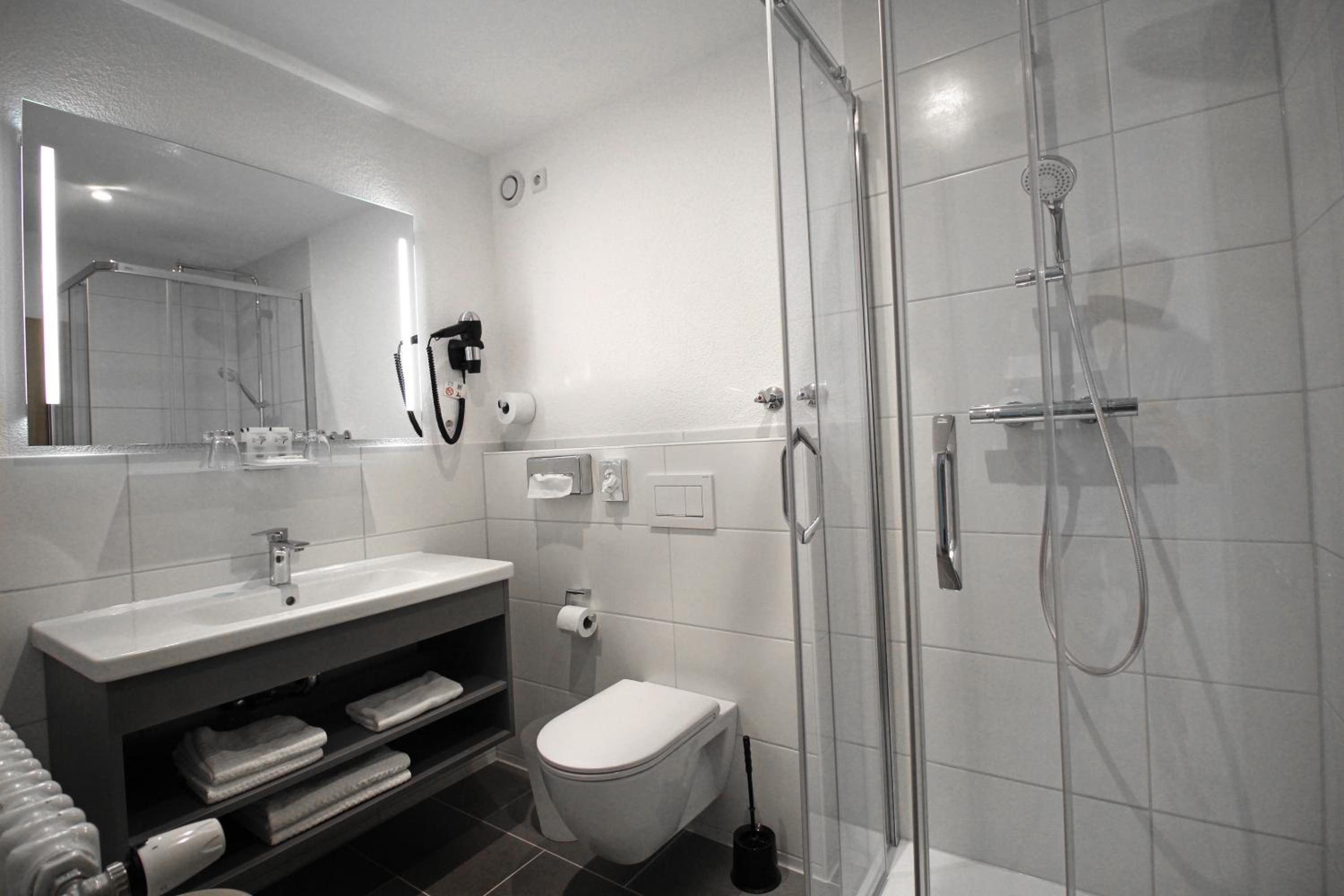 Deluxe Double Room with Side Lake View - Photo 2