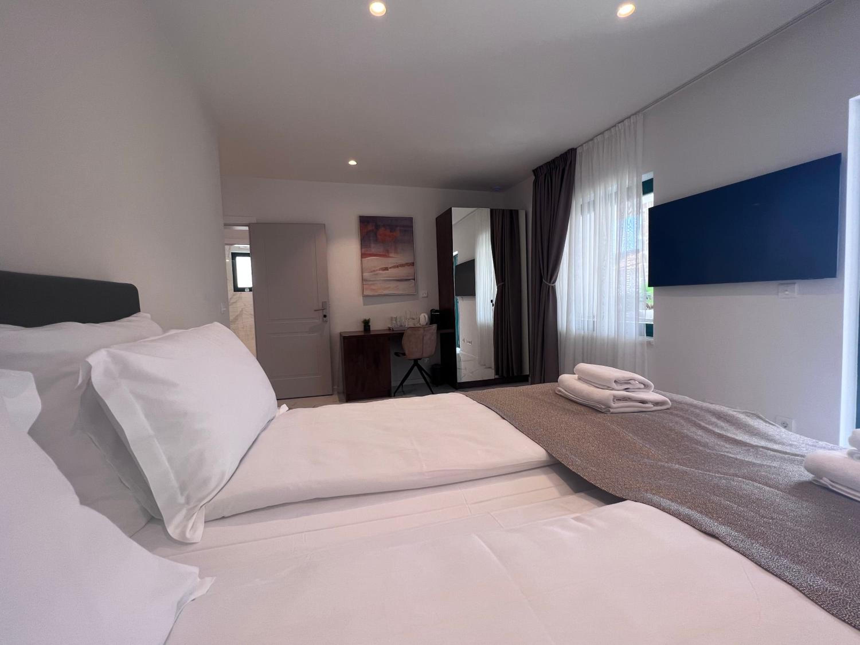 Deluxe Double Room with Balcony photo 2