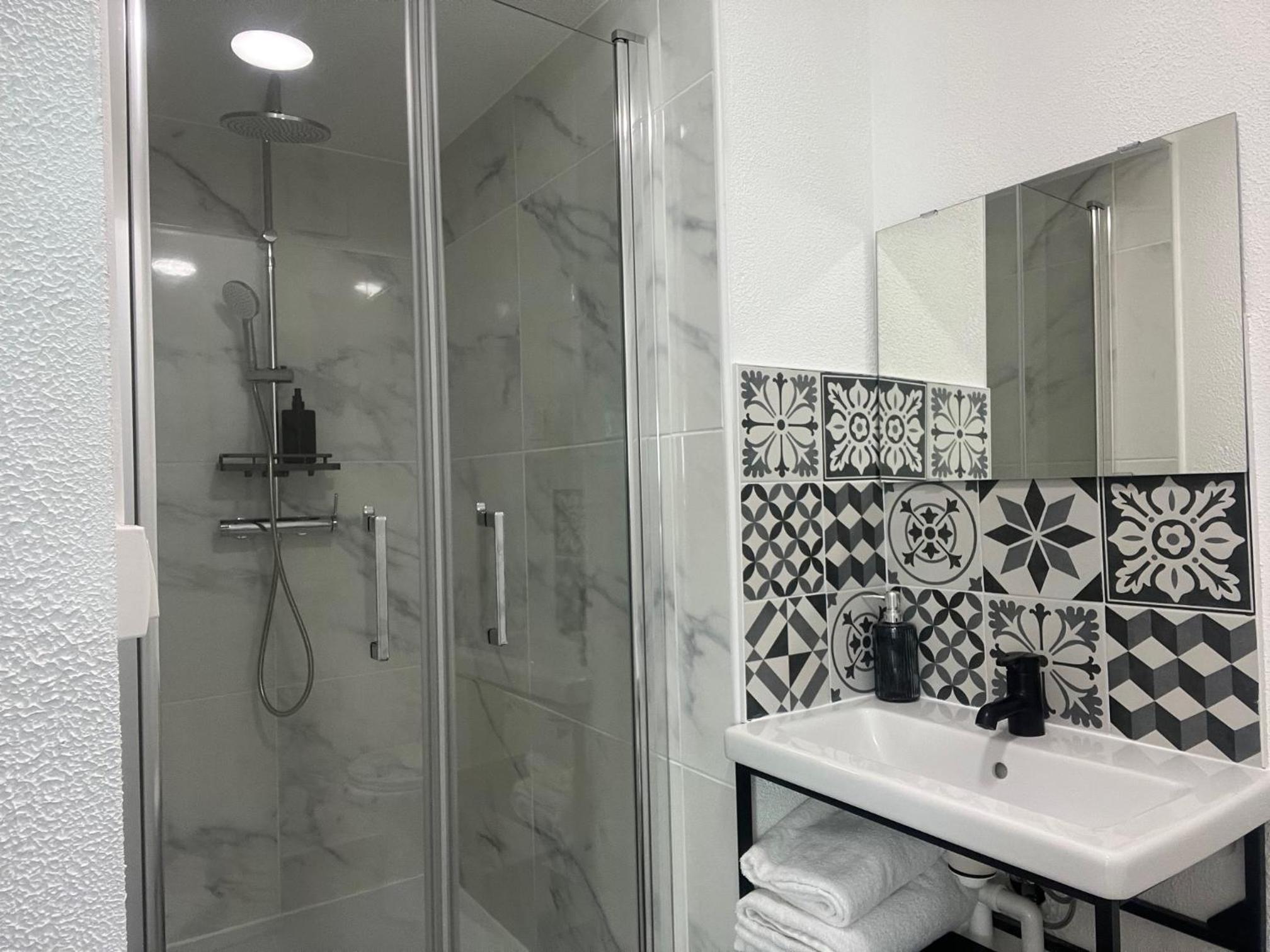 Double Room with Private Bathroom - Photo 3