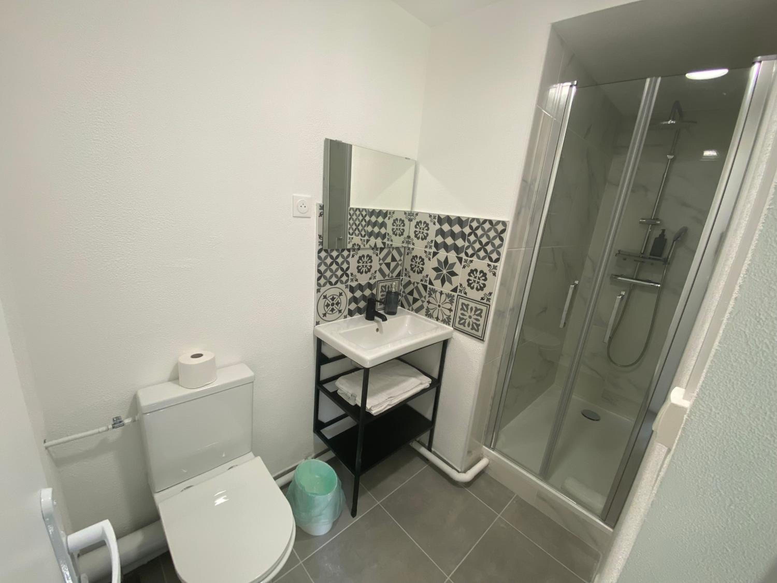 Double Room with Private Bathroom - Photo 2