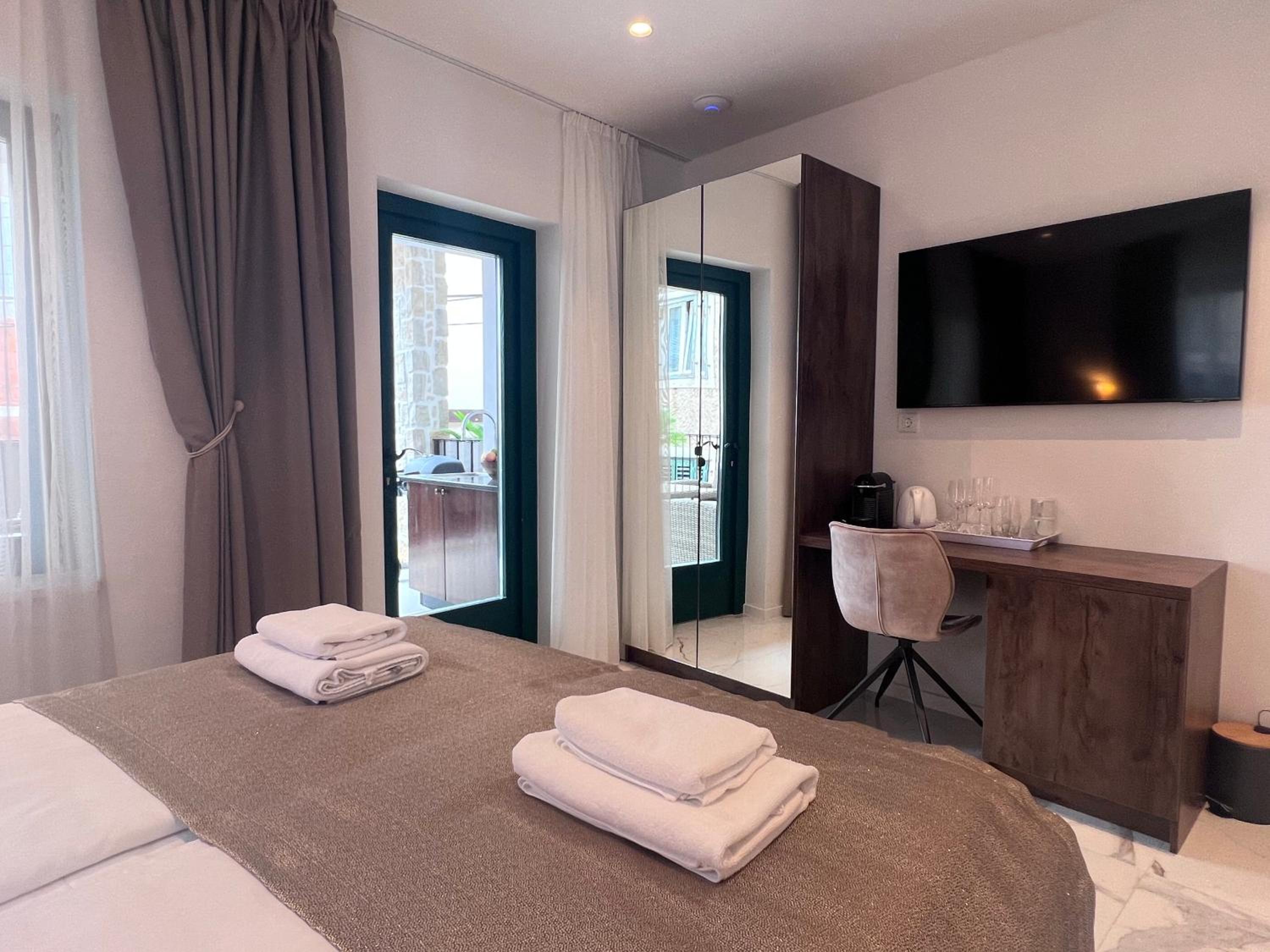 Deluxe Double Room with Balcony photo 3