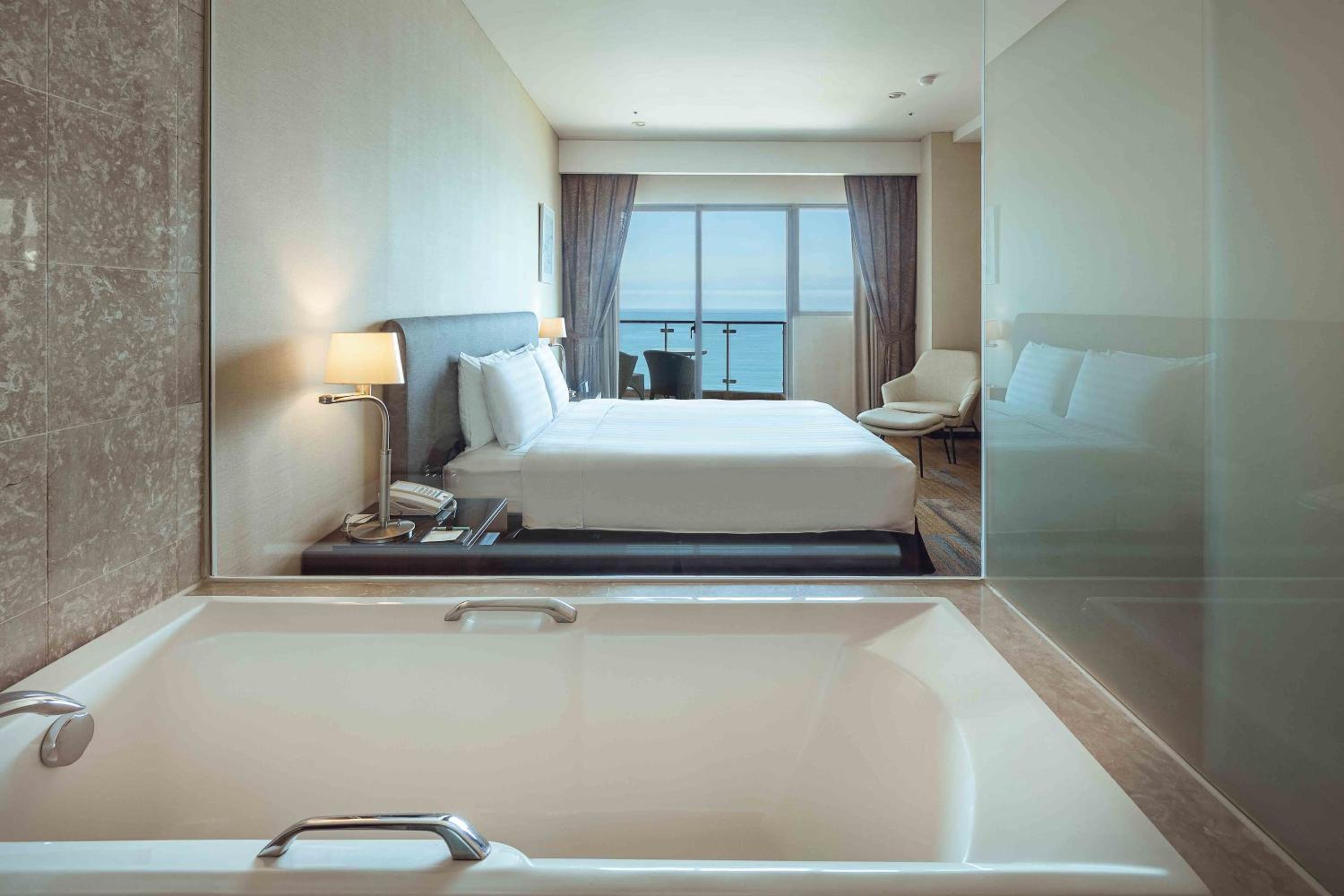 Deluxe Double Room with Balcony and Sea View photo 2