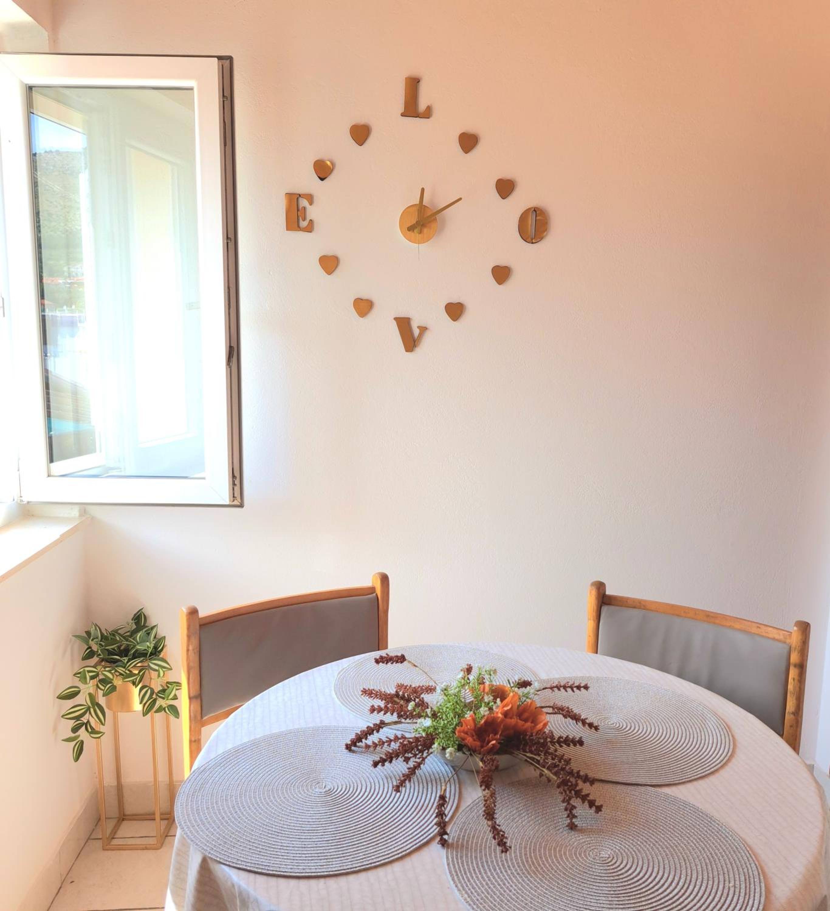 Apartment with Balcony and Sea View photo 3