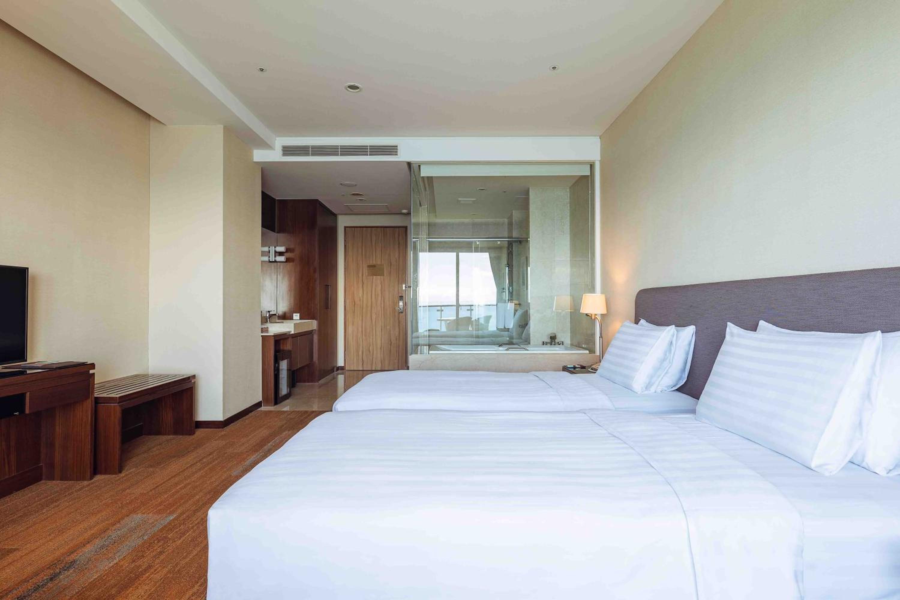 Standard Twin Room with Balcony and Sea View photo 2