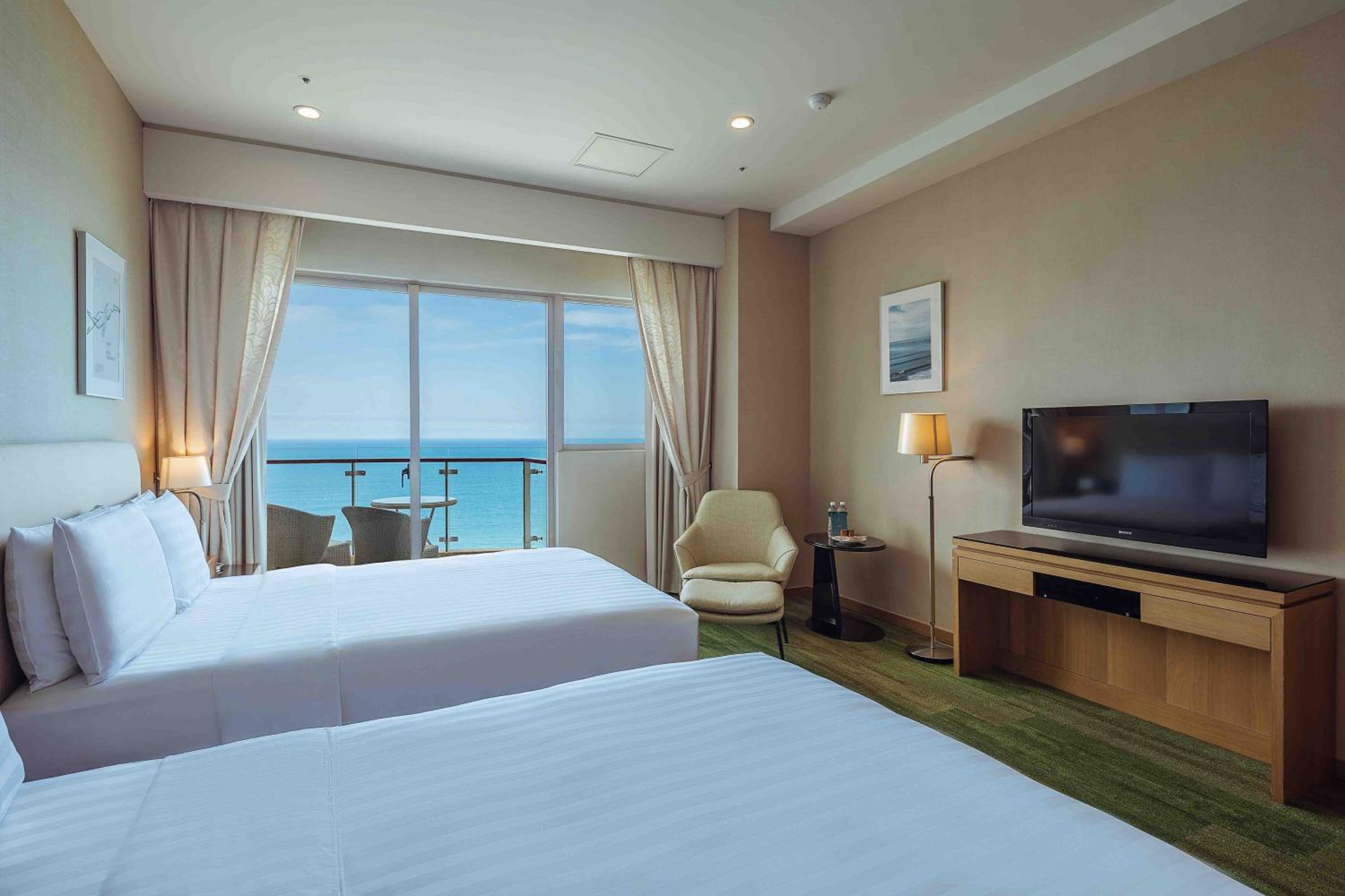 Quadruple Room with Balcony and Sea View photo 3