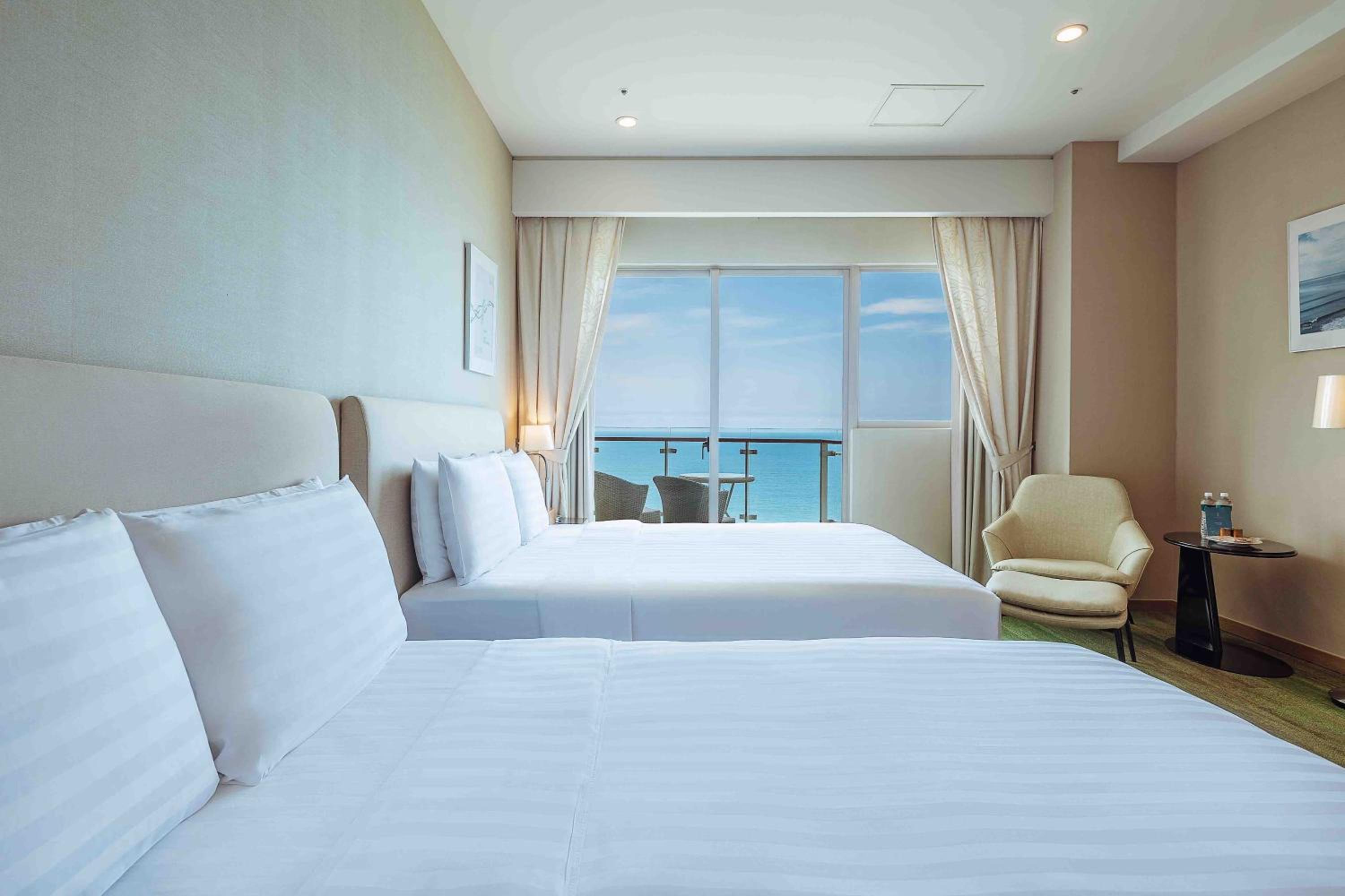 Quadruple Room with Balcony and Sea View photo 2