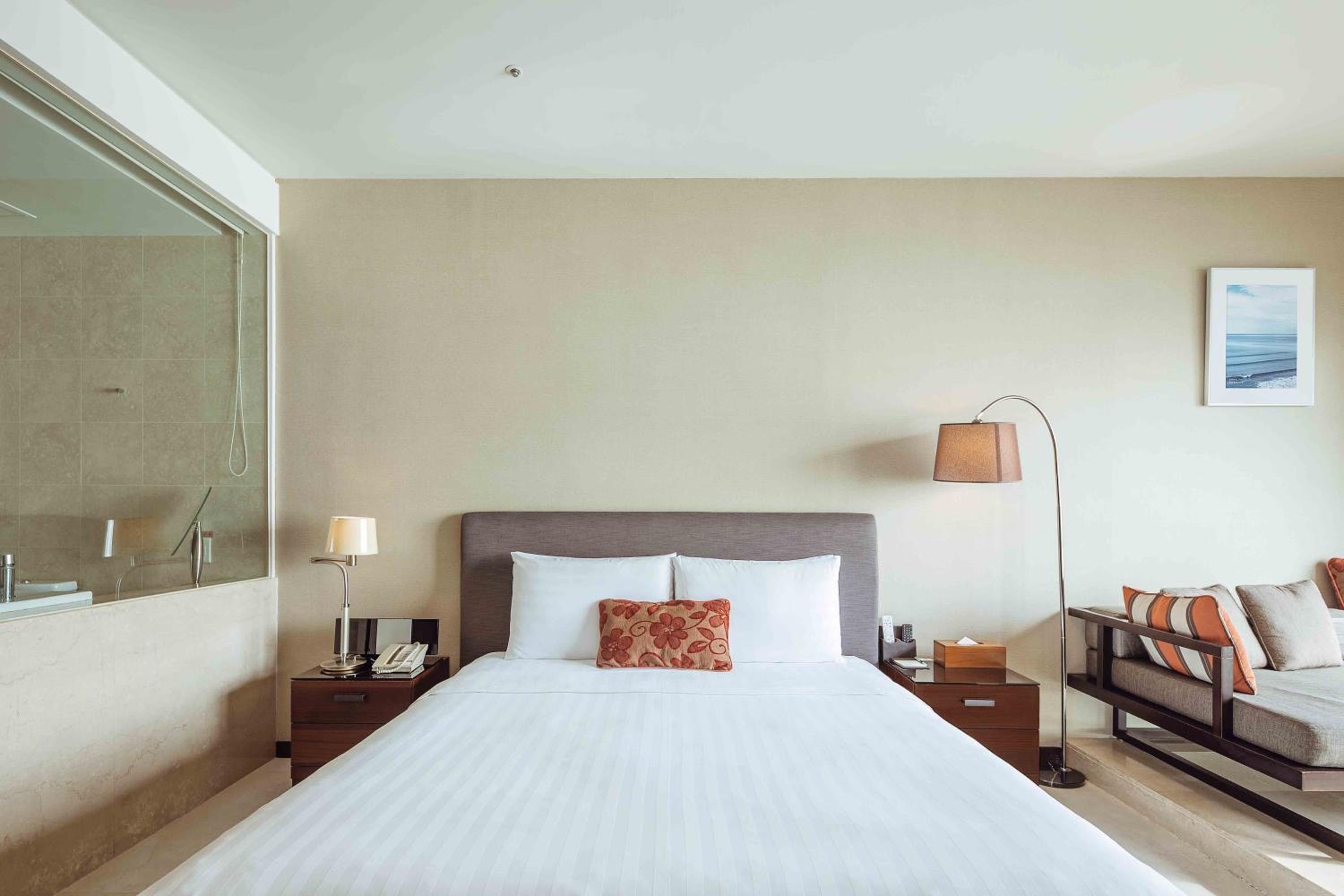 Honeymoon Suite with Balcony and Sea View photo 2