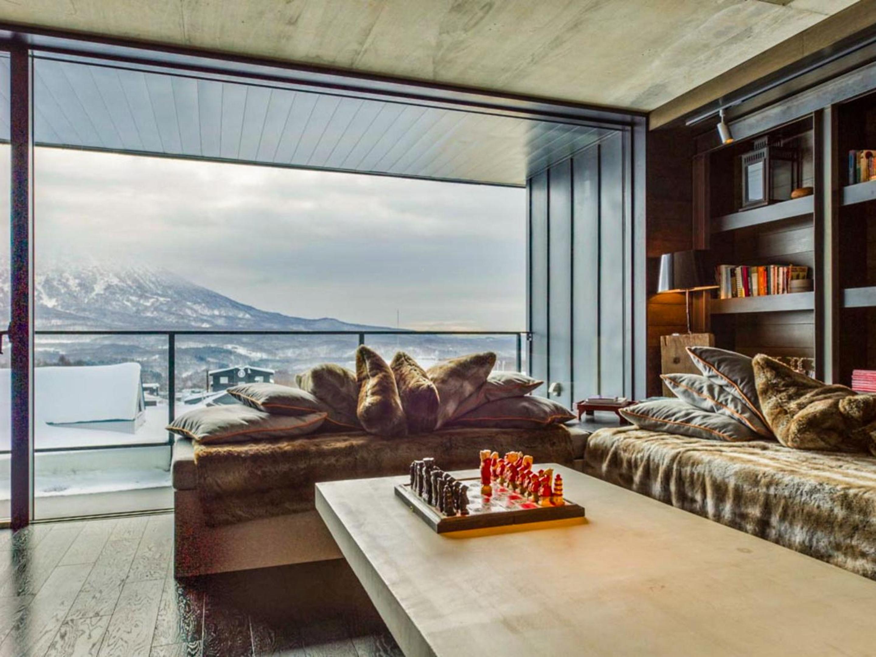 Three-Bedroom Apartment with Mountain View photo 1