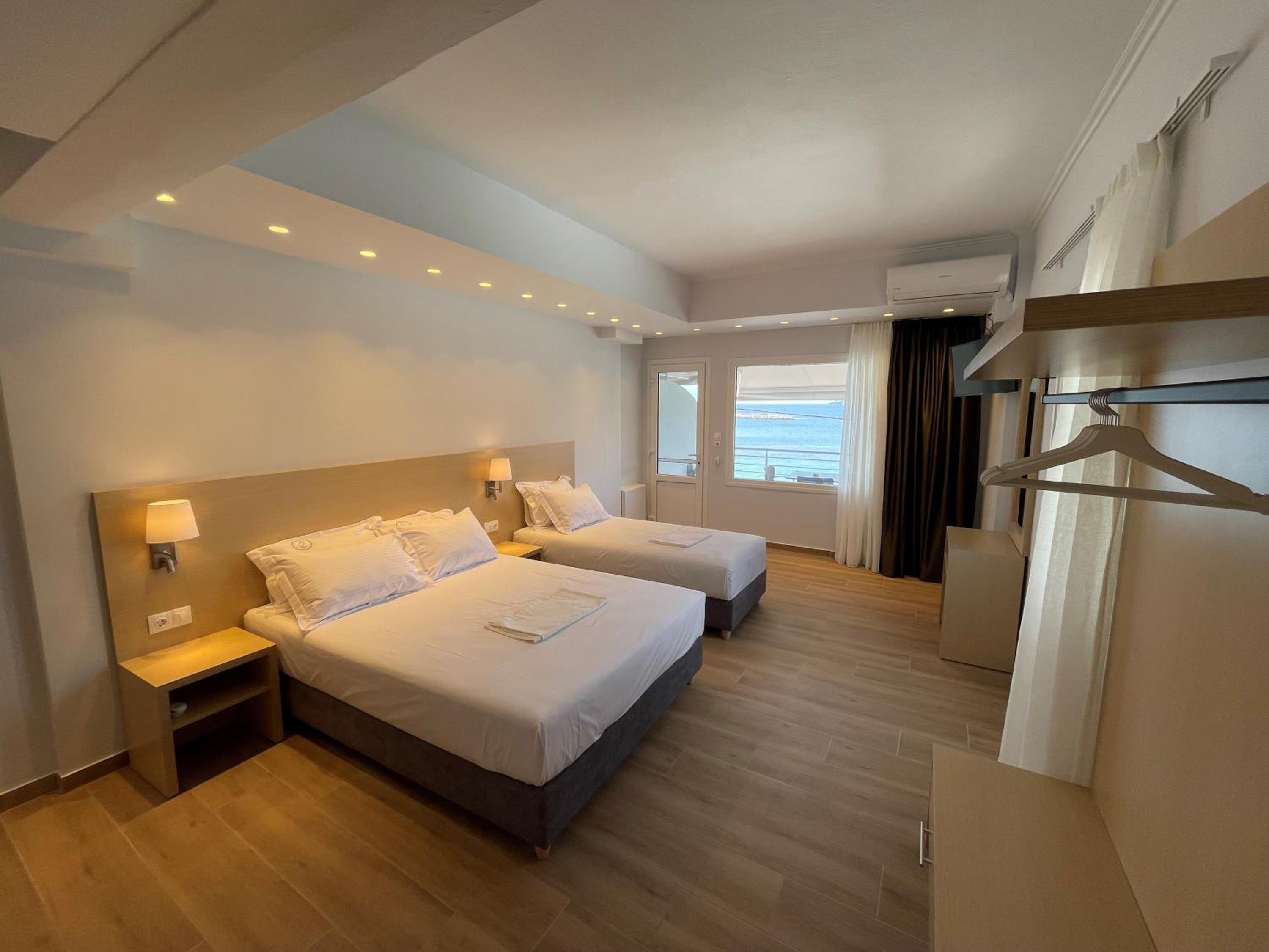 Deluxe Triple Room with Sea View photo 2