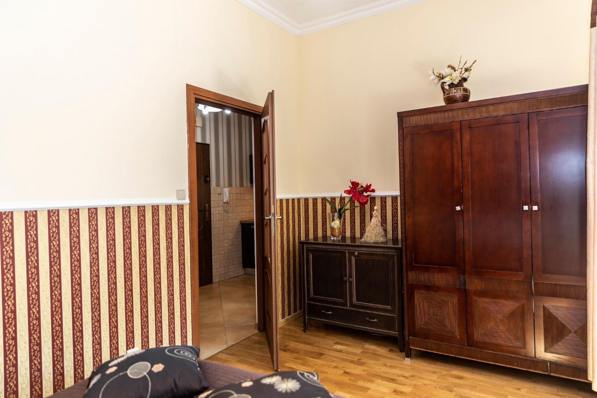 One-Bedroom Apartment - Photo 2
