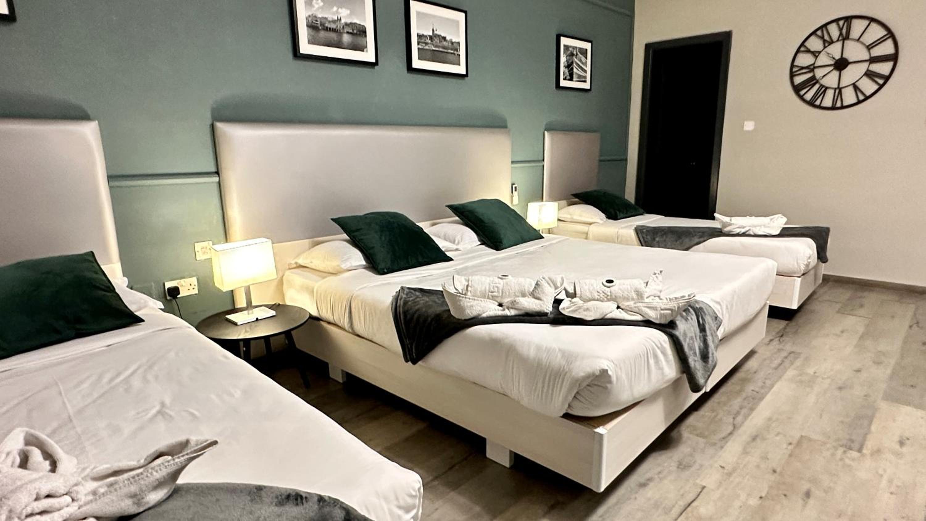 Standard Quadruple Room - Photo 15
