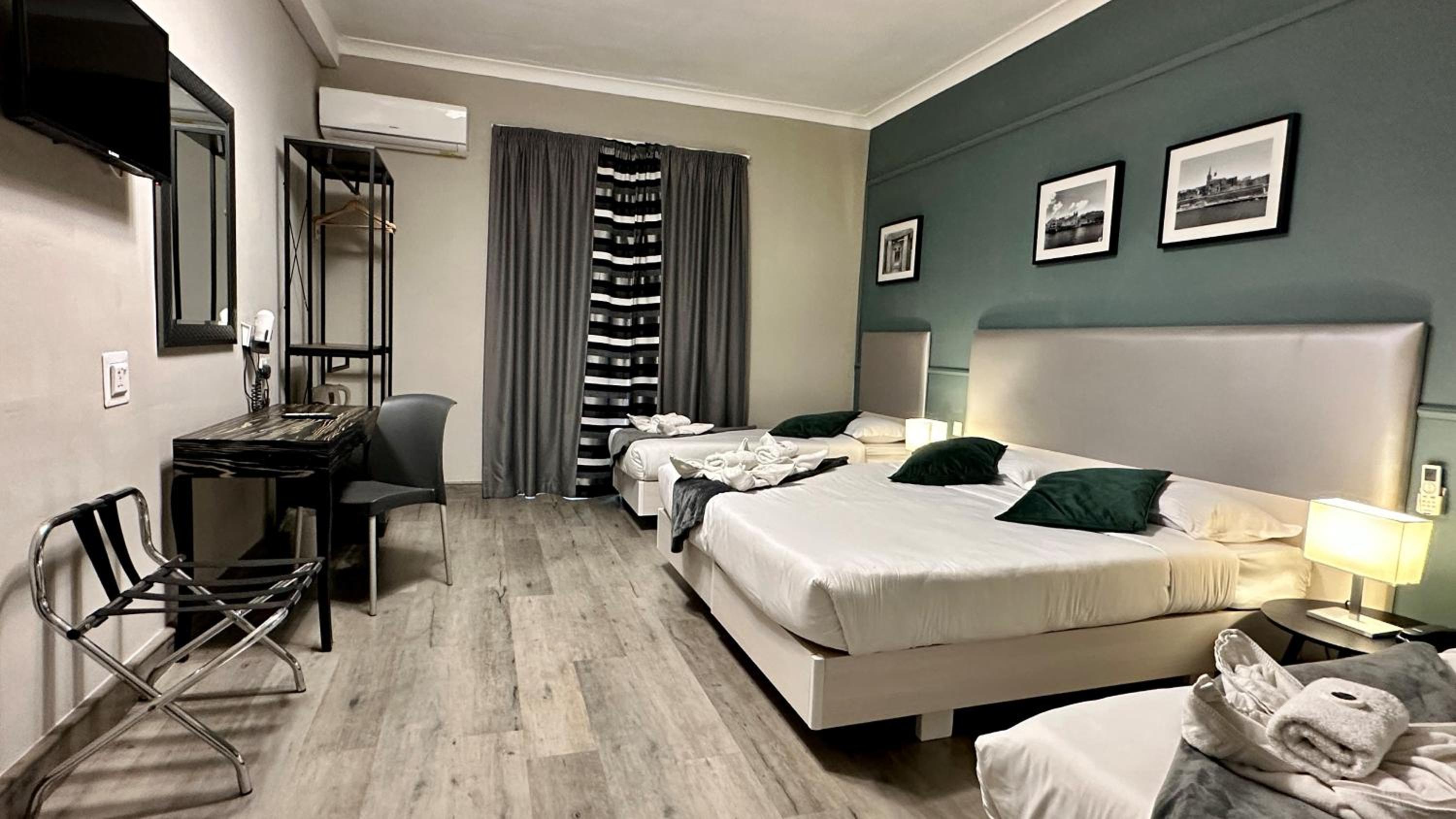 Standard Quadruple Room - Photo 14