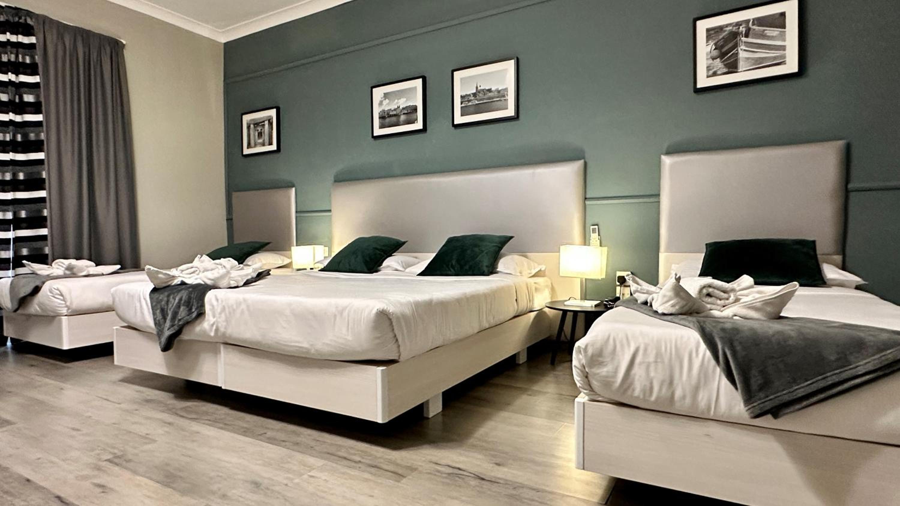 Standard Quadruple Room - Photo 10