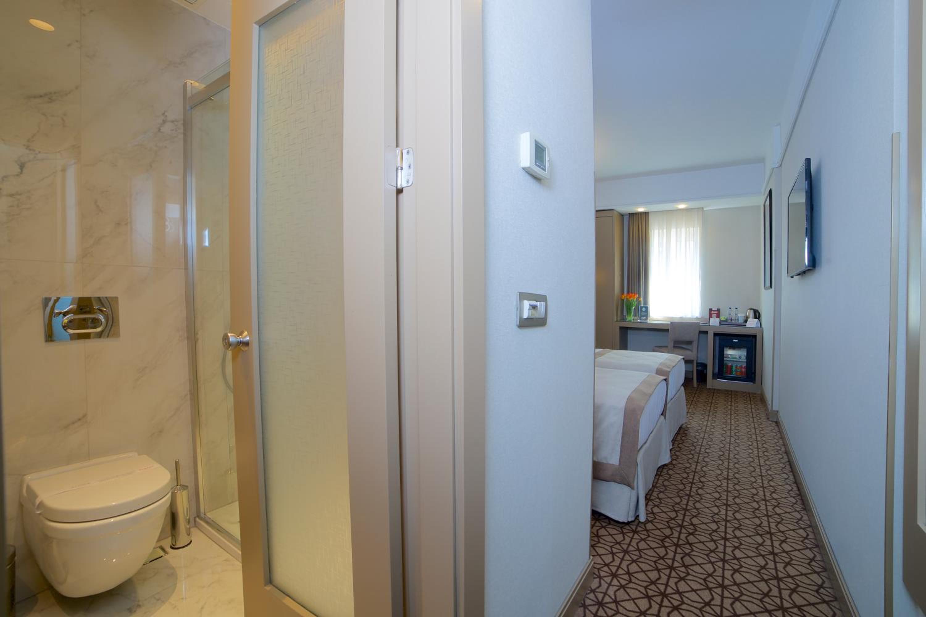 Standard Twin Room photo 2