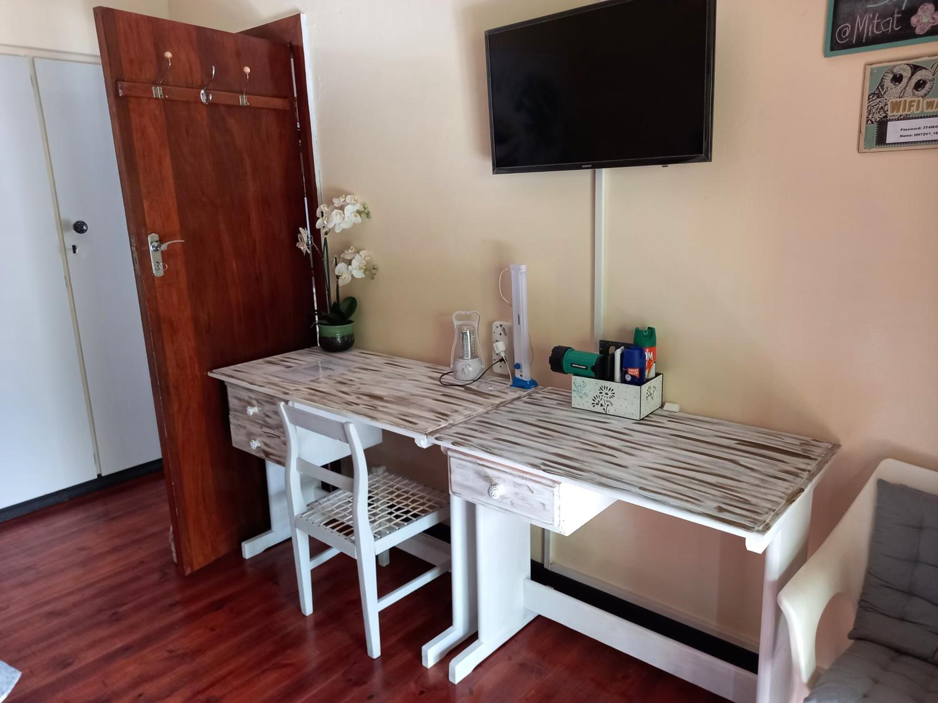 Double Room with Patio - Photo 10