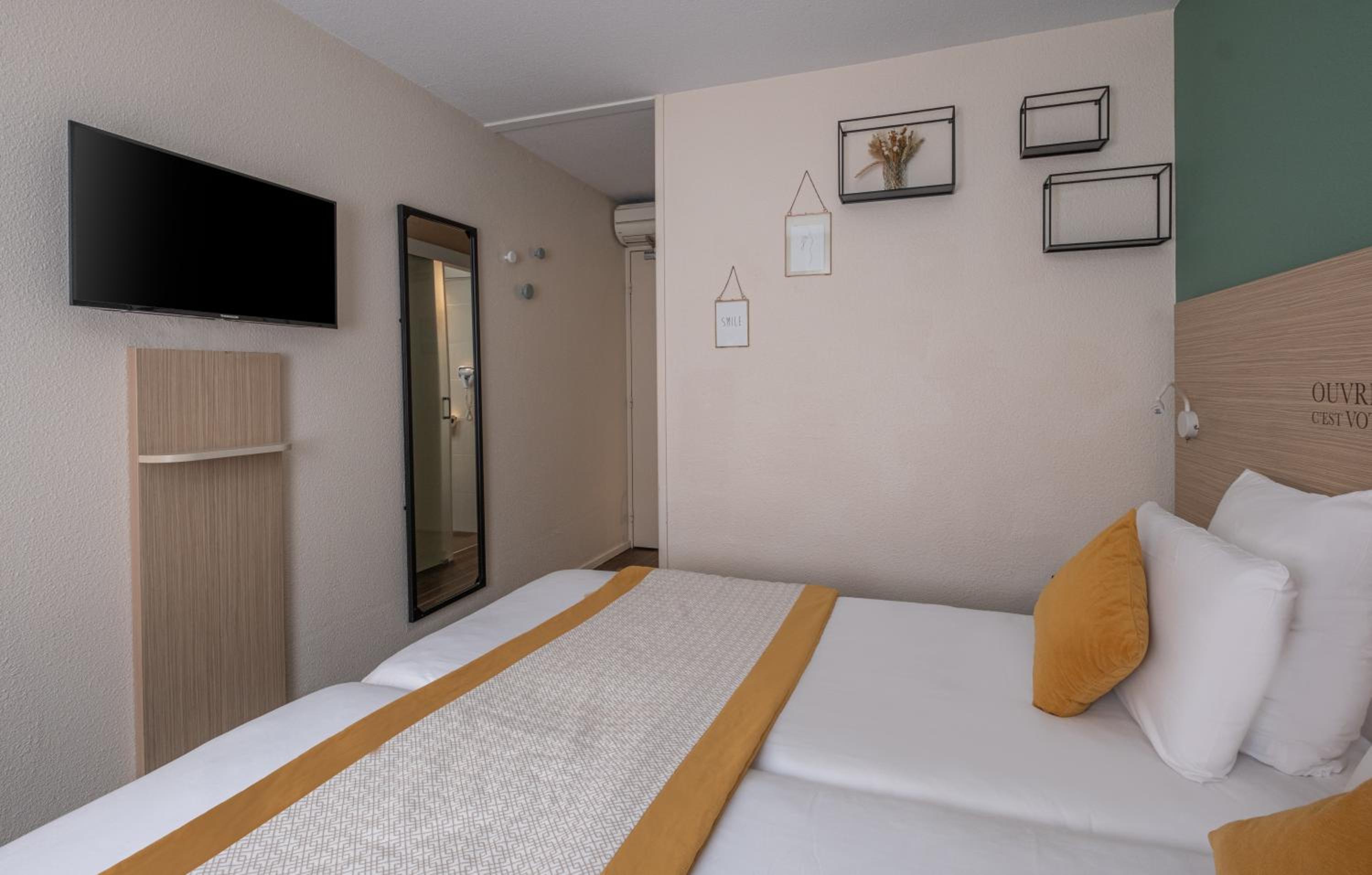 Twin Room - Photo 3