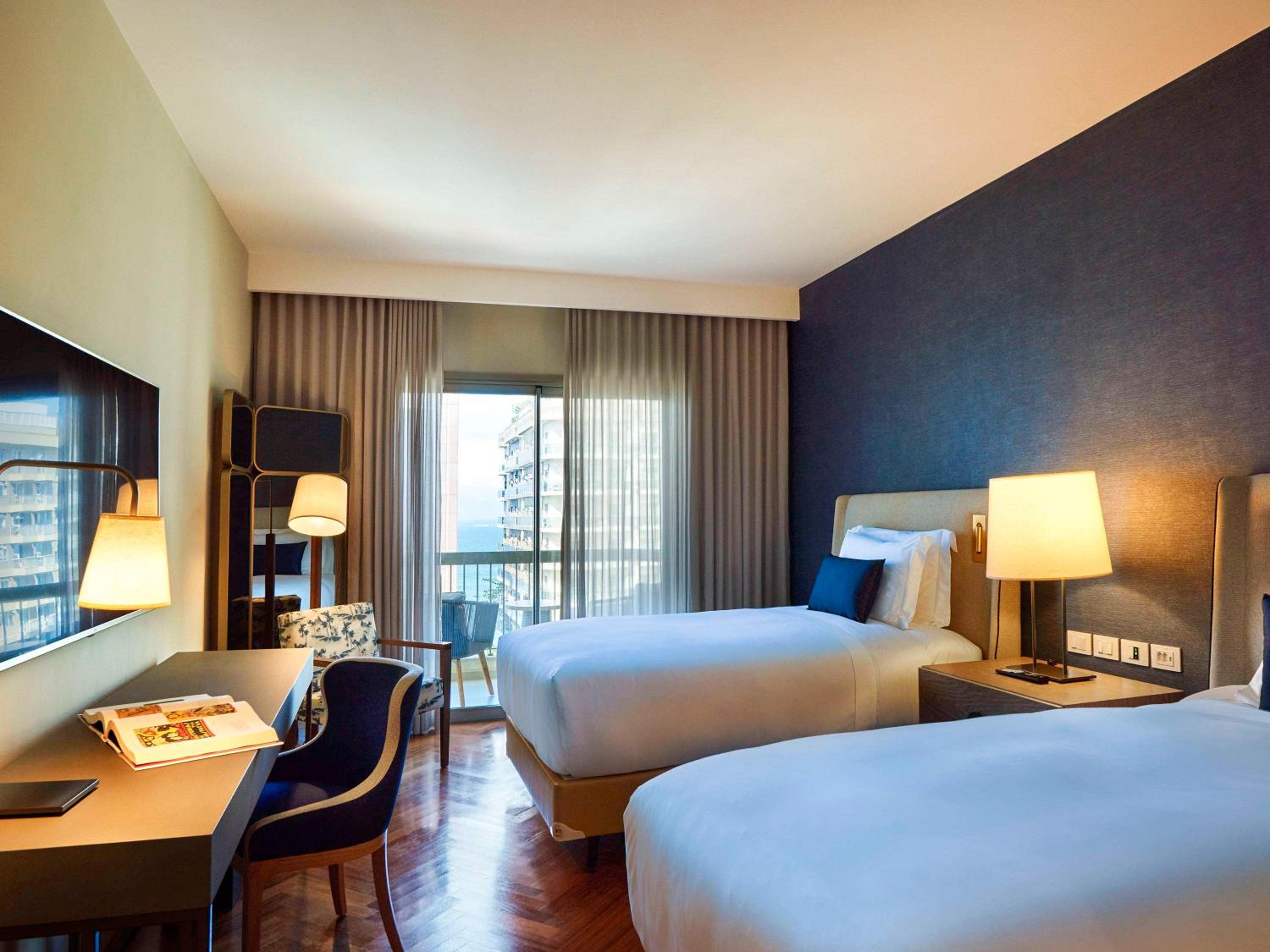 Deluxe Twin Room with City View thumbnail 5
