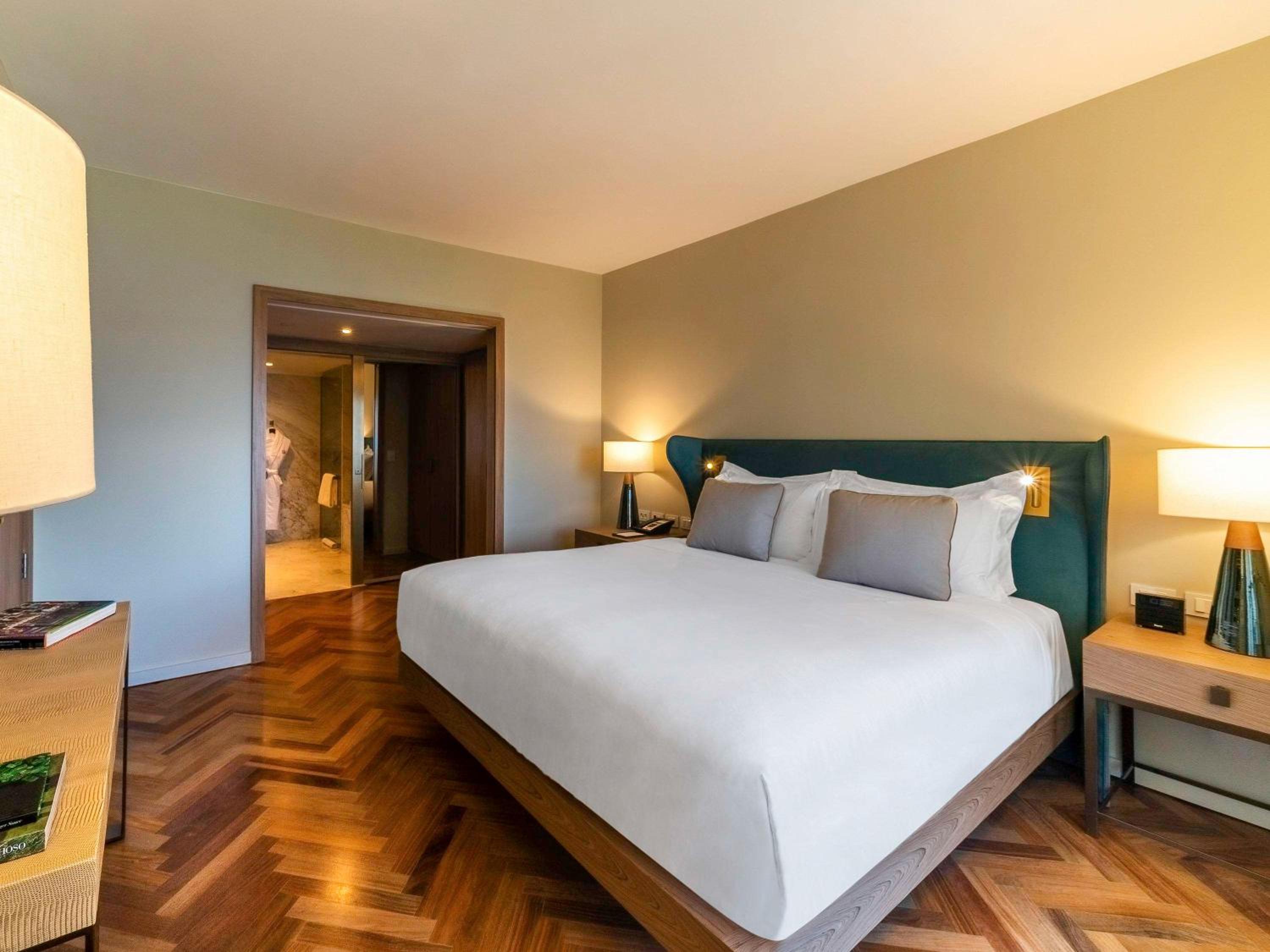 One-Bedroom King Suite with Sea View