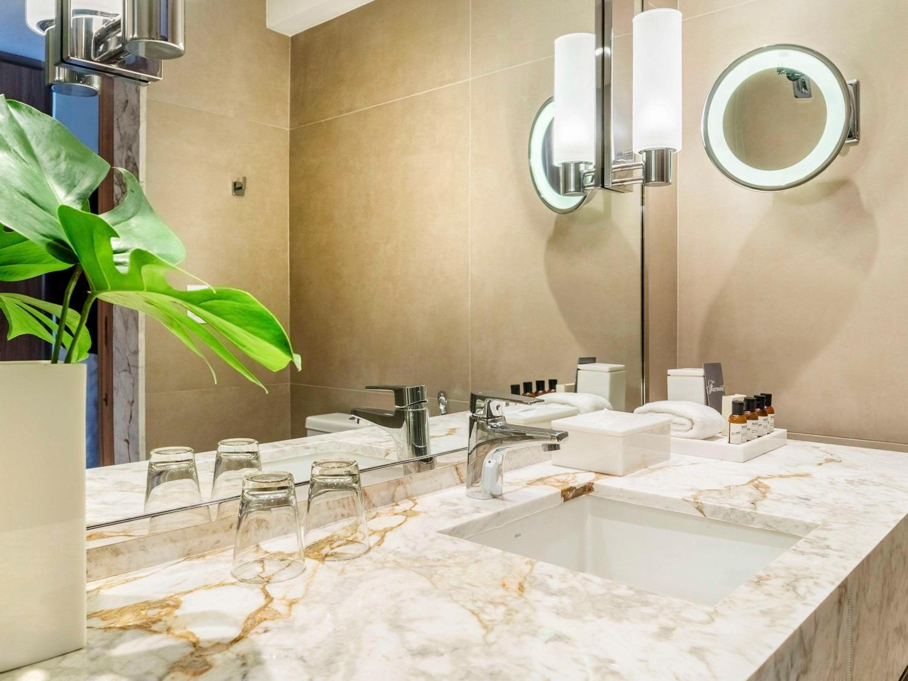 One-Bedroom Gold King Suite with Sea View