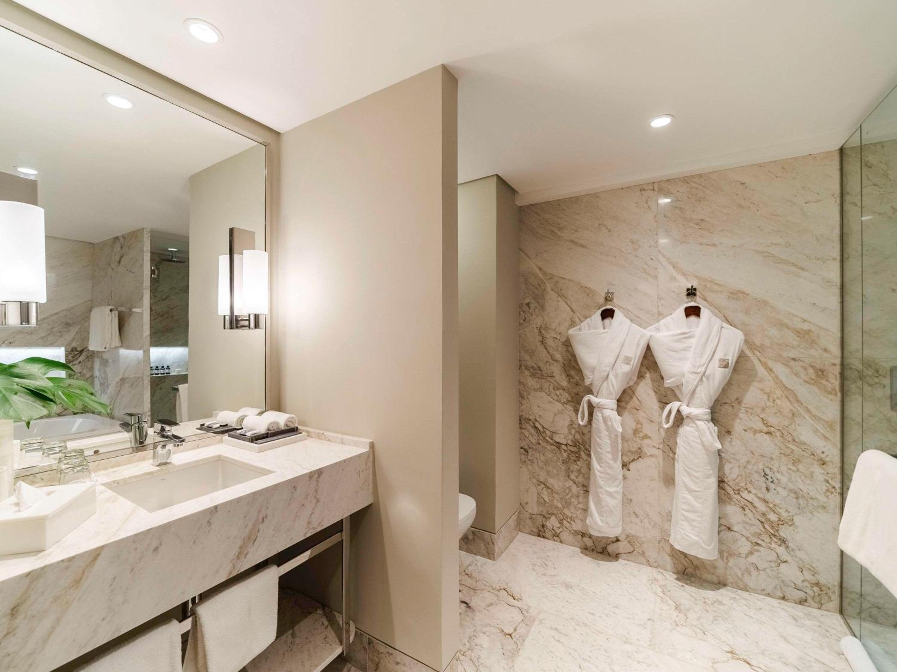 One-Bedroom Gold King Suite with Sea View thumbnail 5