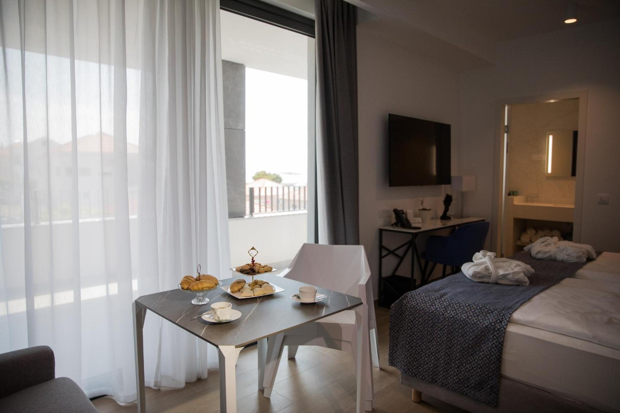 Deluxe Suite Crystal mit Balkon und teilweisem Meerblick