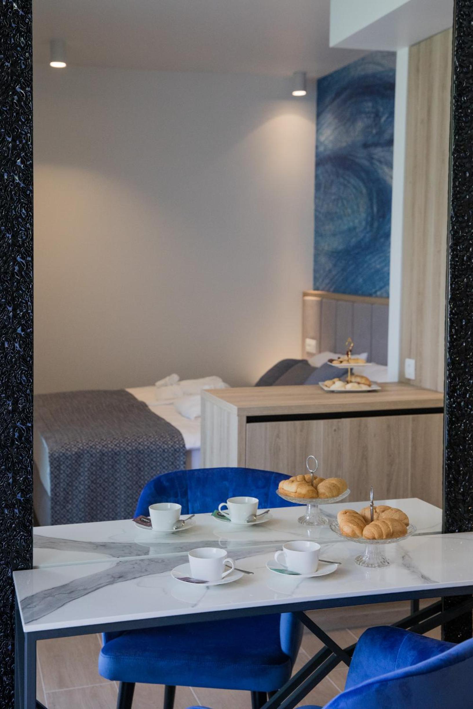 Klassisches Zimmer Crystal mit Balkon und Bergblick