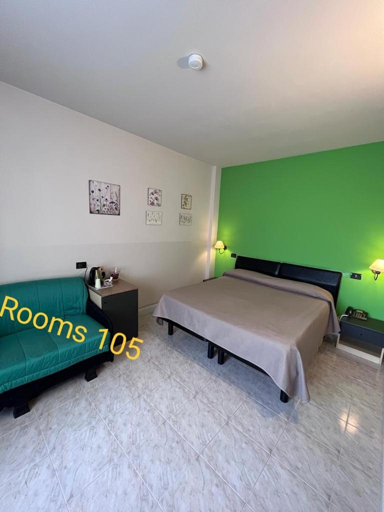 Large Double or Twin Room photo 1