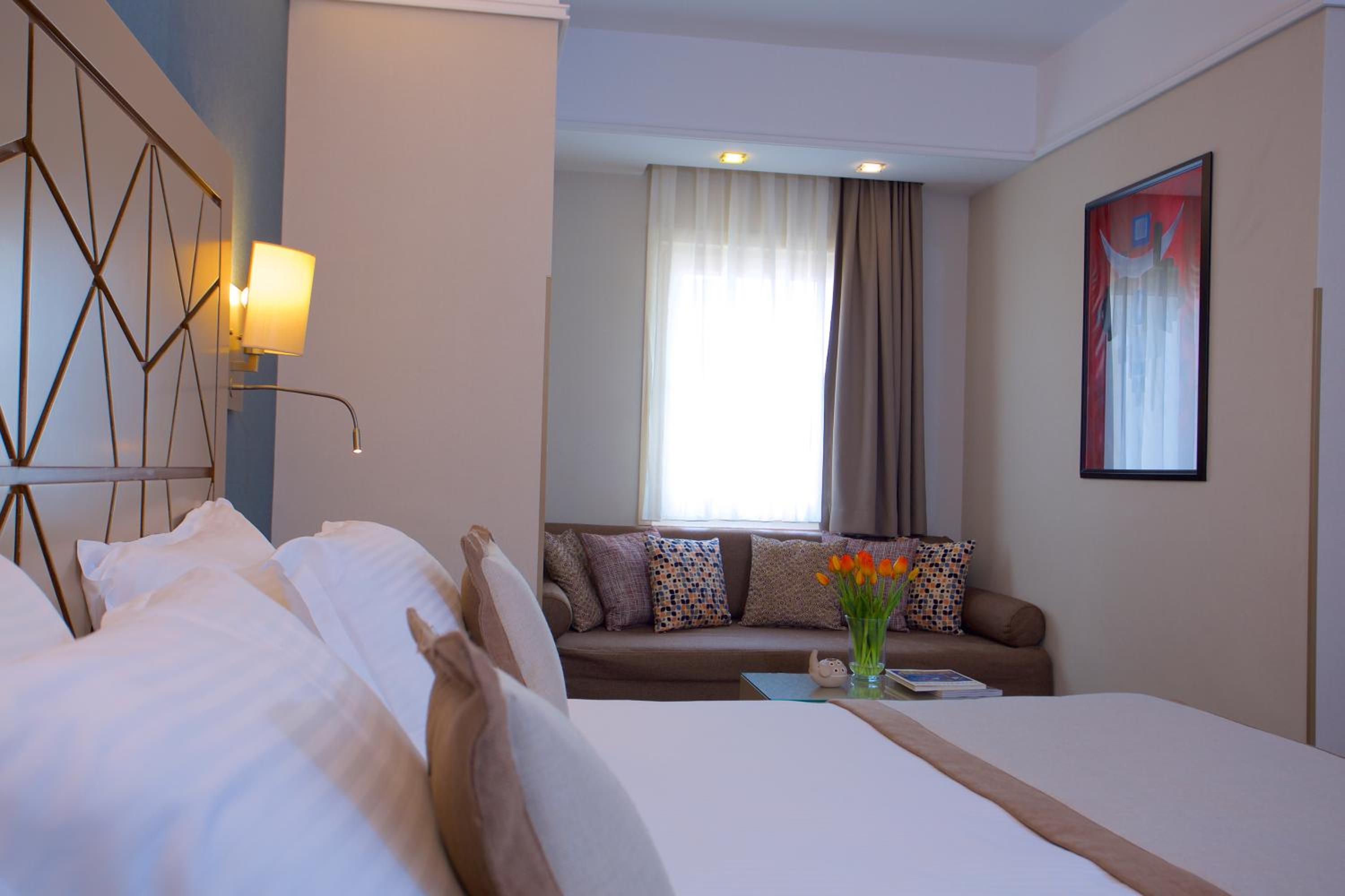 Superior King Room with Sofa Bed photo 3