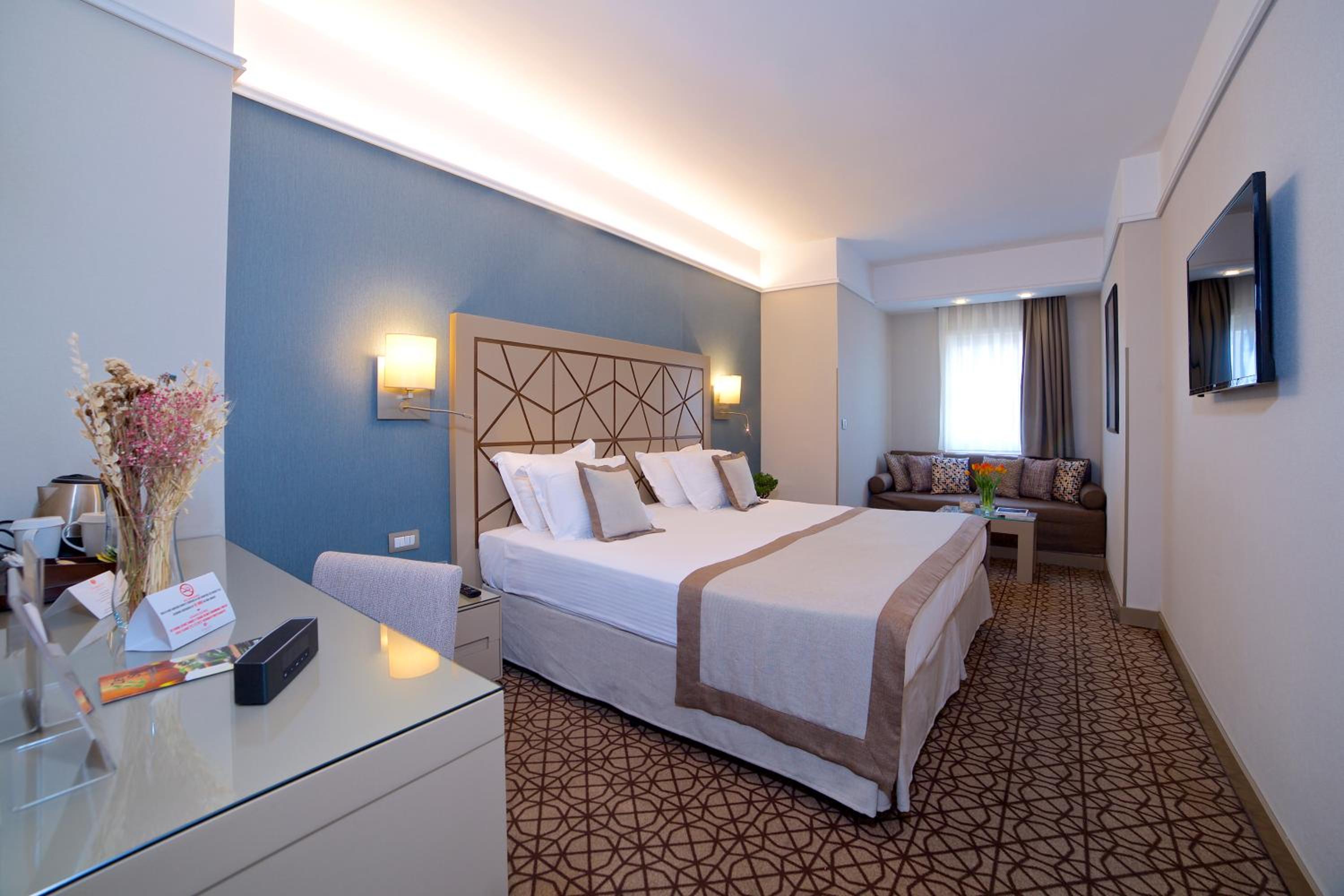 Superior King Room with Sofa Bed photo 1