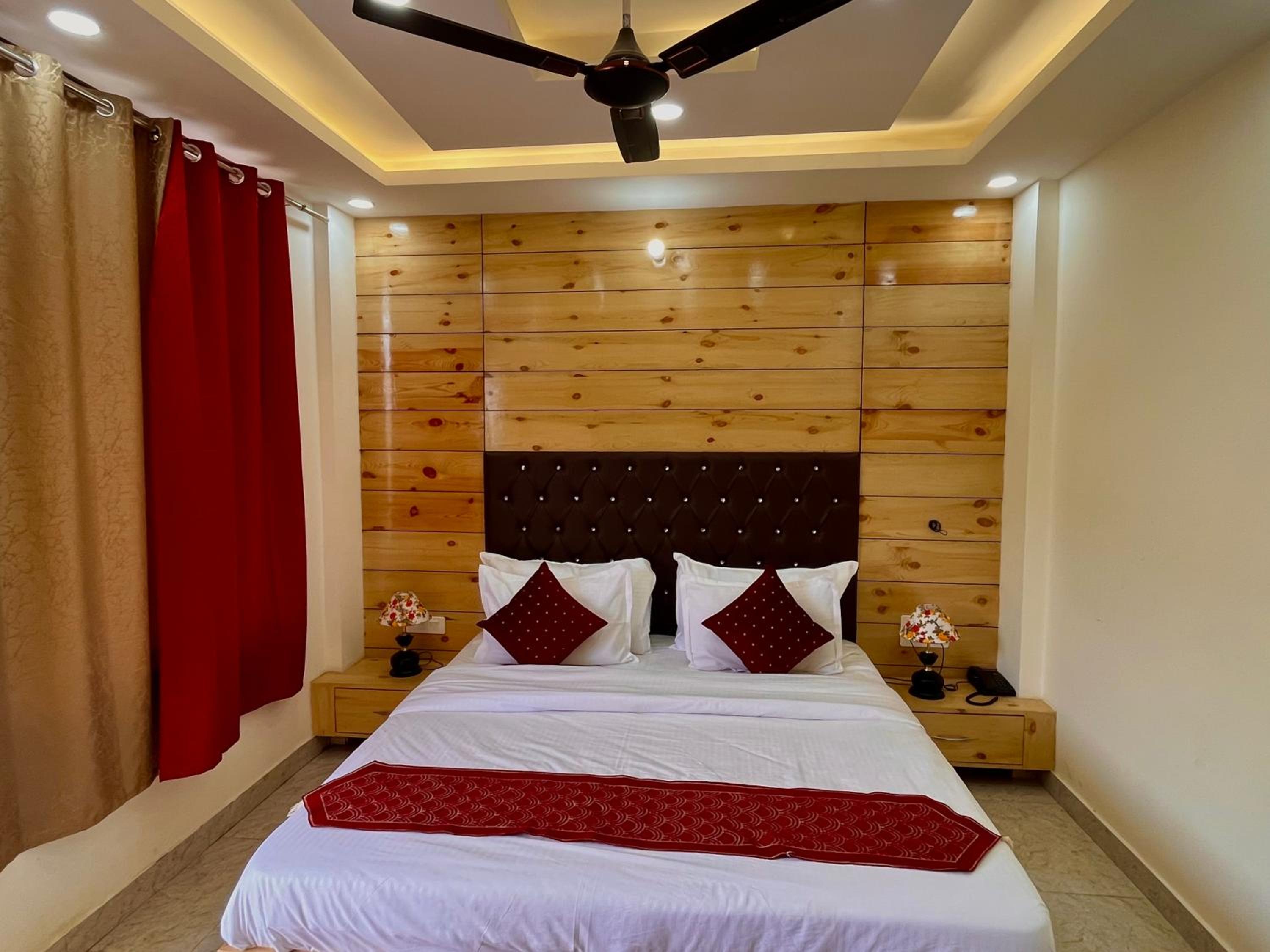 Deluxe Double Room (2 Adults + 1 Child)