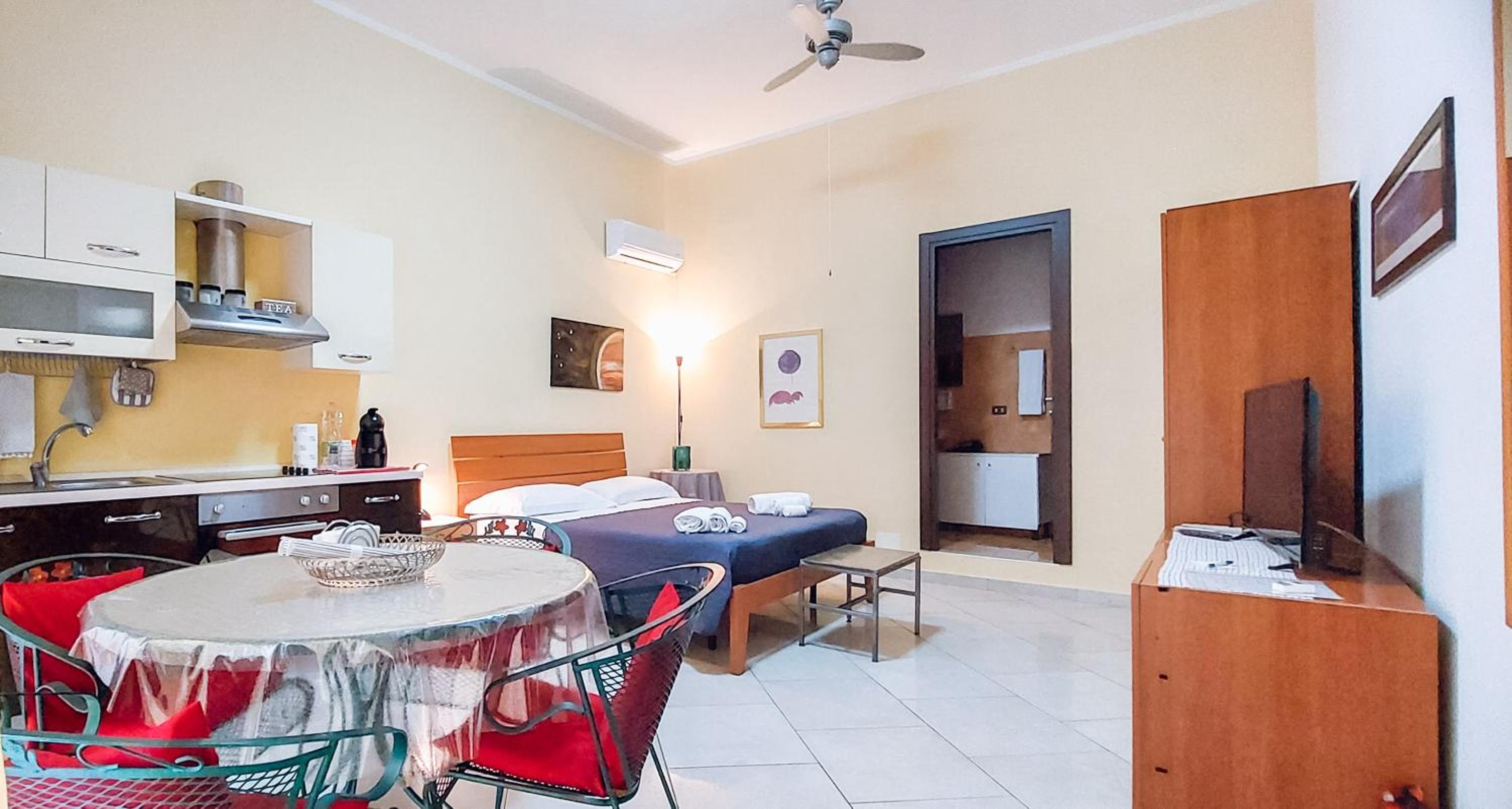 Double Room with Private Bathroom - Photo 10