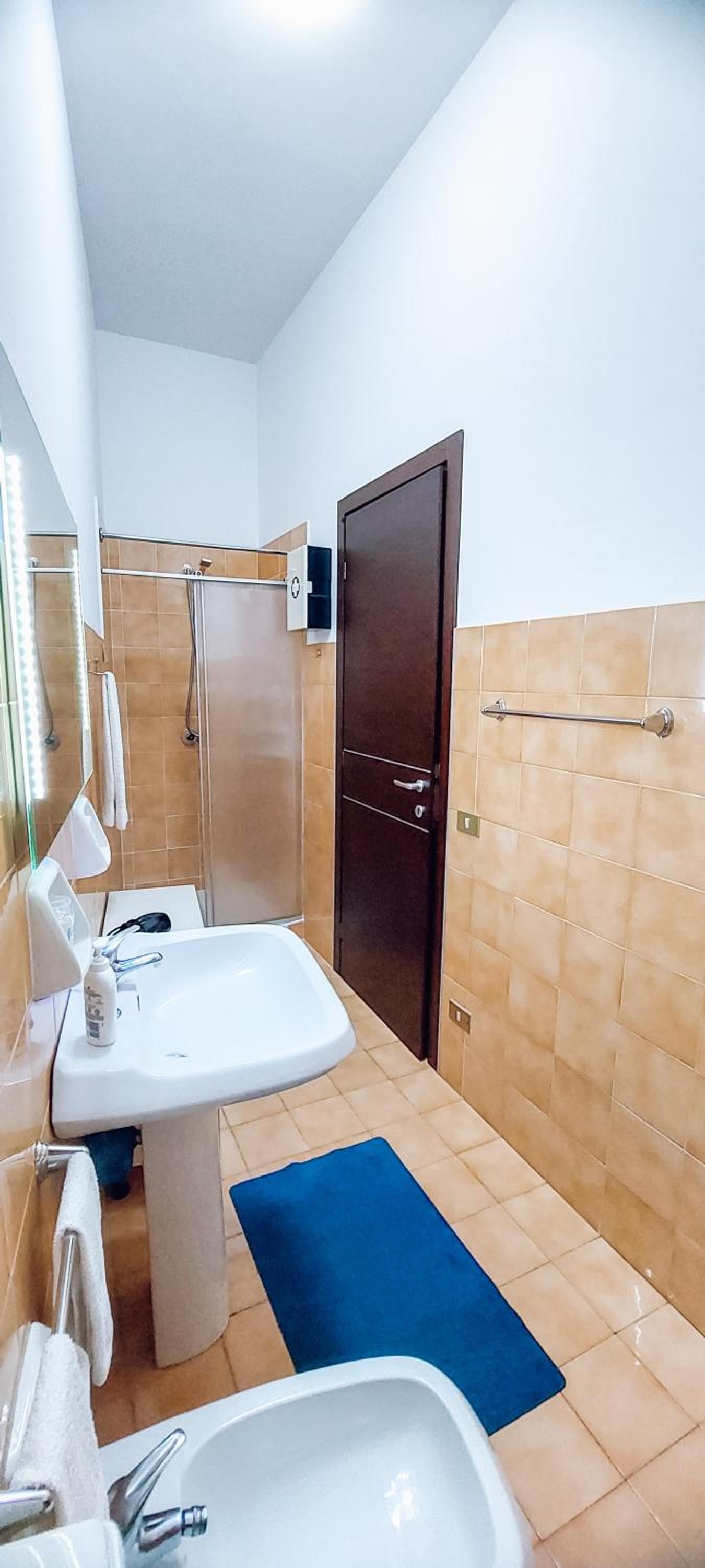 Double Room with Private Bathroom - Photo 4