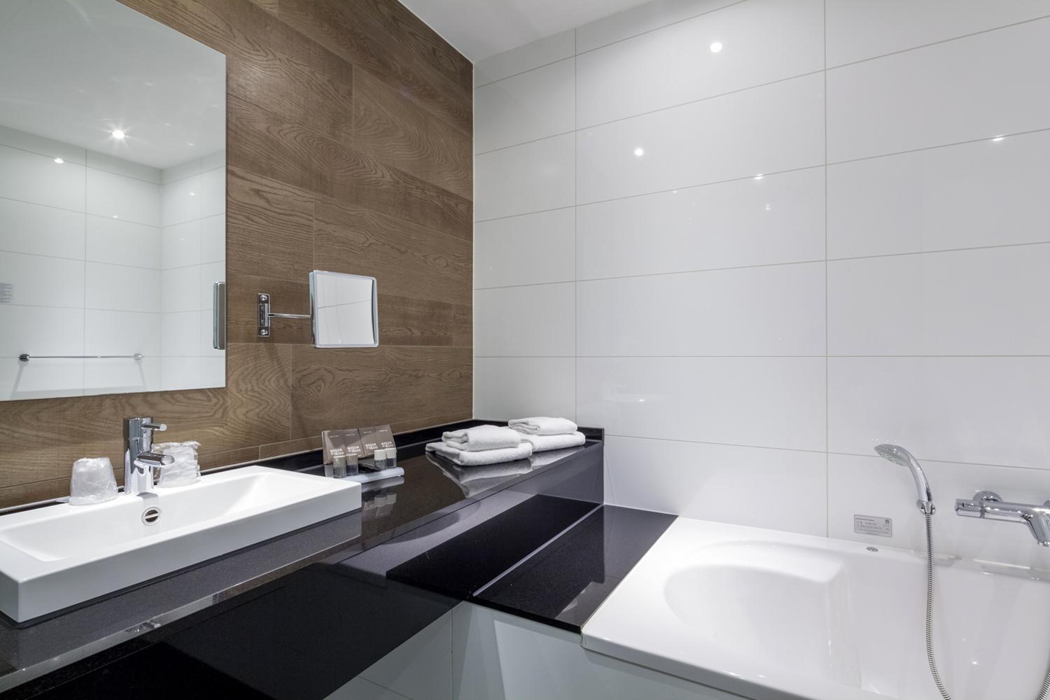 Deluxe Twin Room with Balcony or Terrace - Photo 2