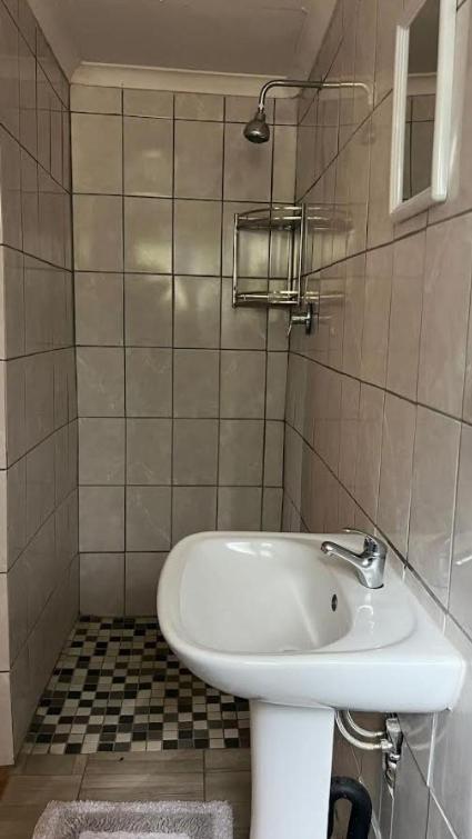 Small Double Room - Photo 8